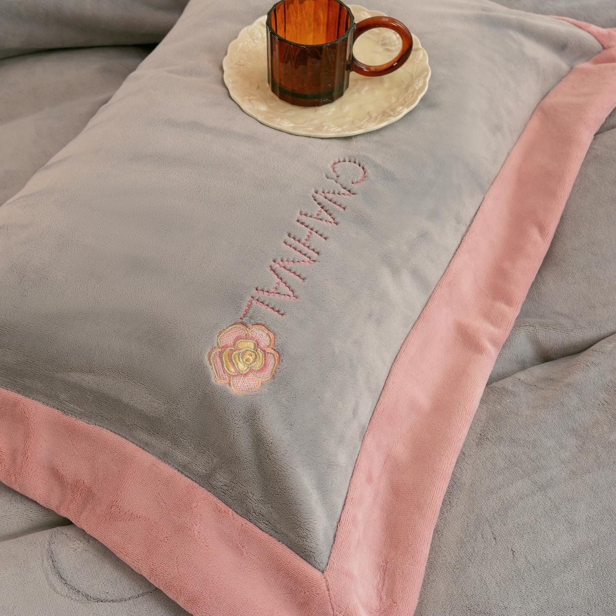 91家纺网 家纺一手货源 找家纺 （总）绒博士 2025新款270克牛奶绒双拼角刺绣宽边款四件套--维也纳系列