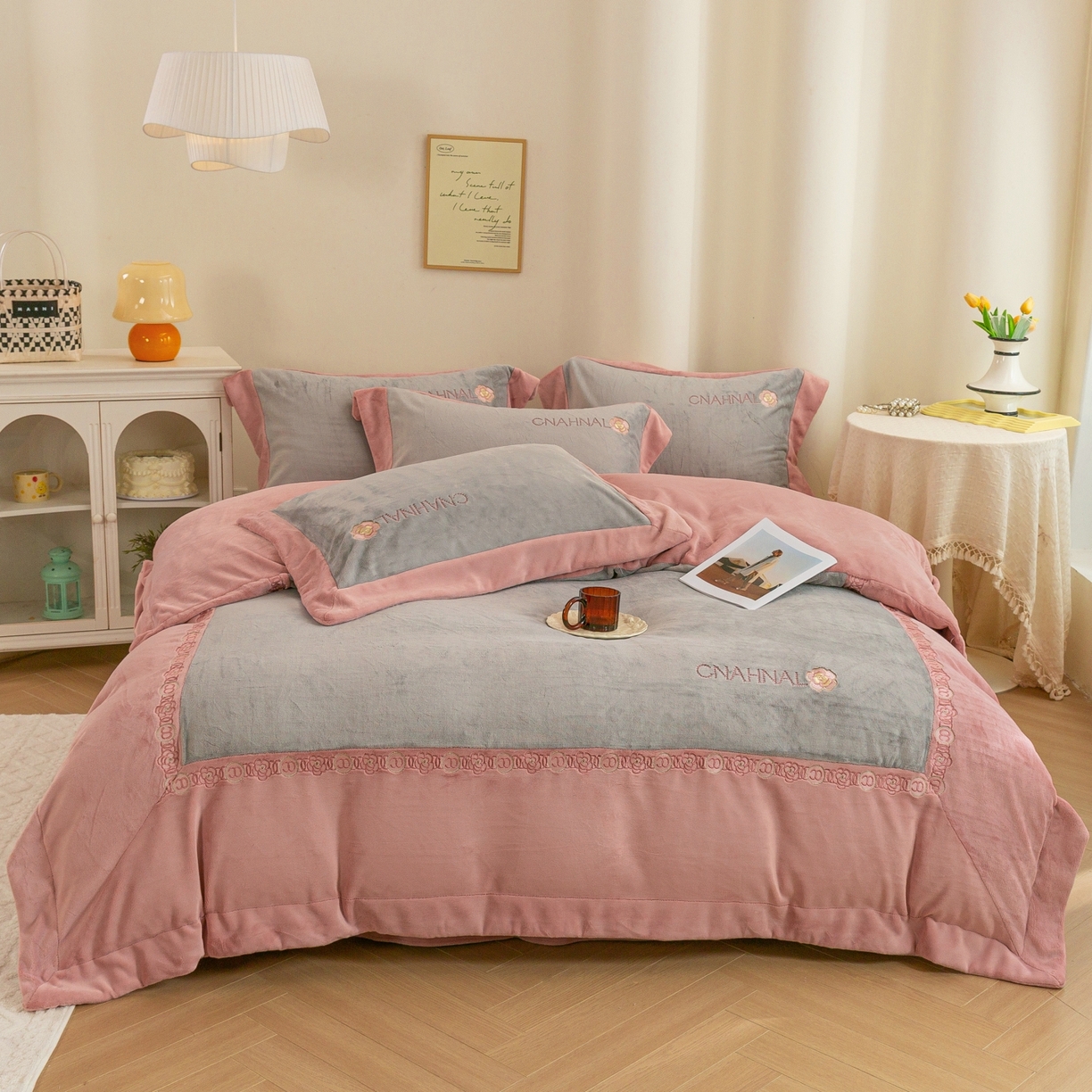 91家纺网 家纺一手货源 找家纺 （总）绒博士 2025新款270克牛奶绒双拼角刺绣宽边款四件套--维也纳系列