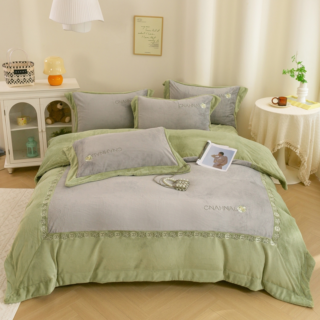 91家纺网 家纺一手货源 找家纺 （总）绒博士 2025新款270克牛奶绒双拼角刺绣宽边款四件套--维也纳系列