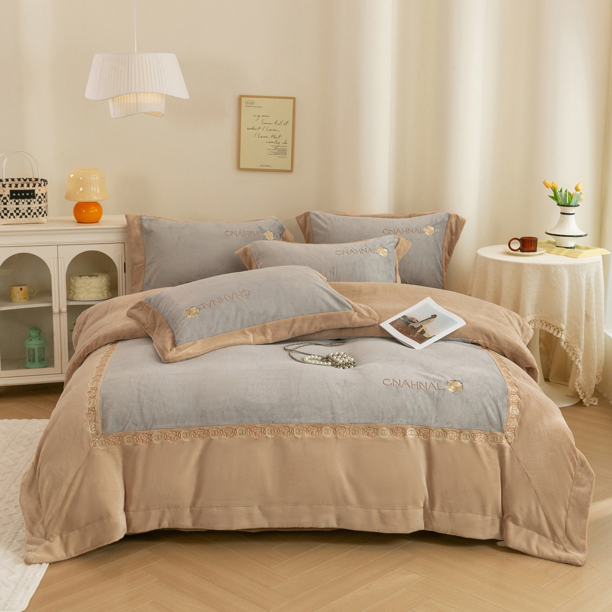 91家纺网 家纺一手货源 找家纺 （总）绒博士 2025新款270克牛奶绒双拼角刺绣宽边款四件套--维也纳系列