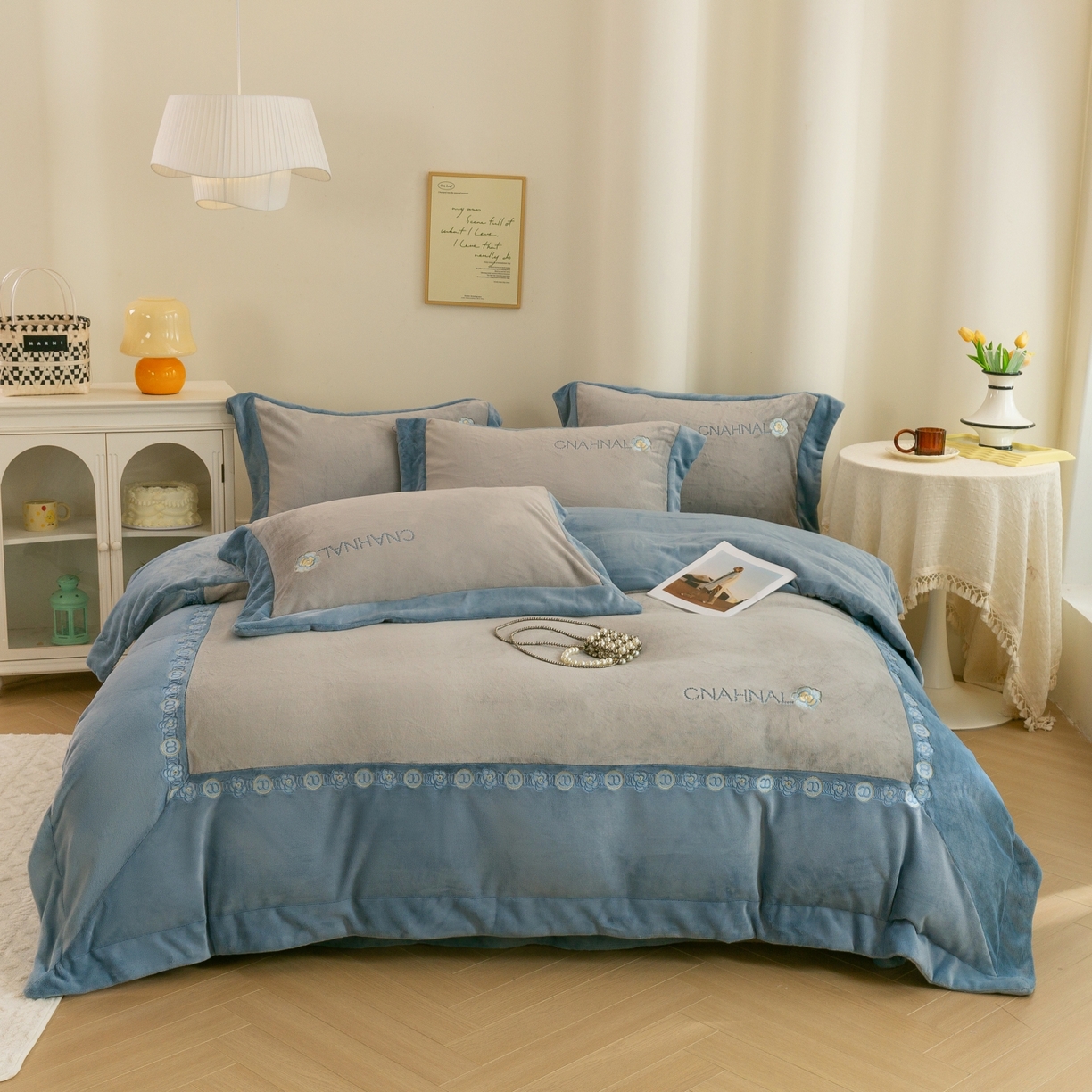 91家纺网 家纺一手货源 找家纺 （总）绒博士 2025新款270克牛奶绒双拼角刺绣宽边款四件套--维也纳系列