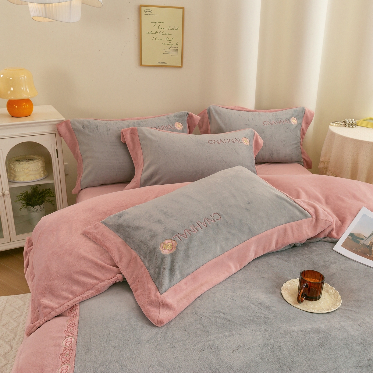 91家纺网 家纺一手货源 找家纺 绒博士 2025新款270克牛奶绒双拼角刺绣宽边款四件套--维也纳系列 维也纳-粉豆沙