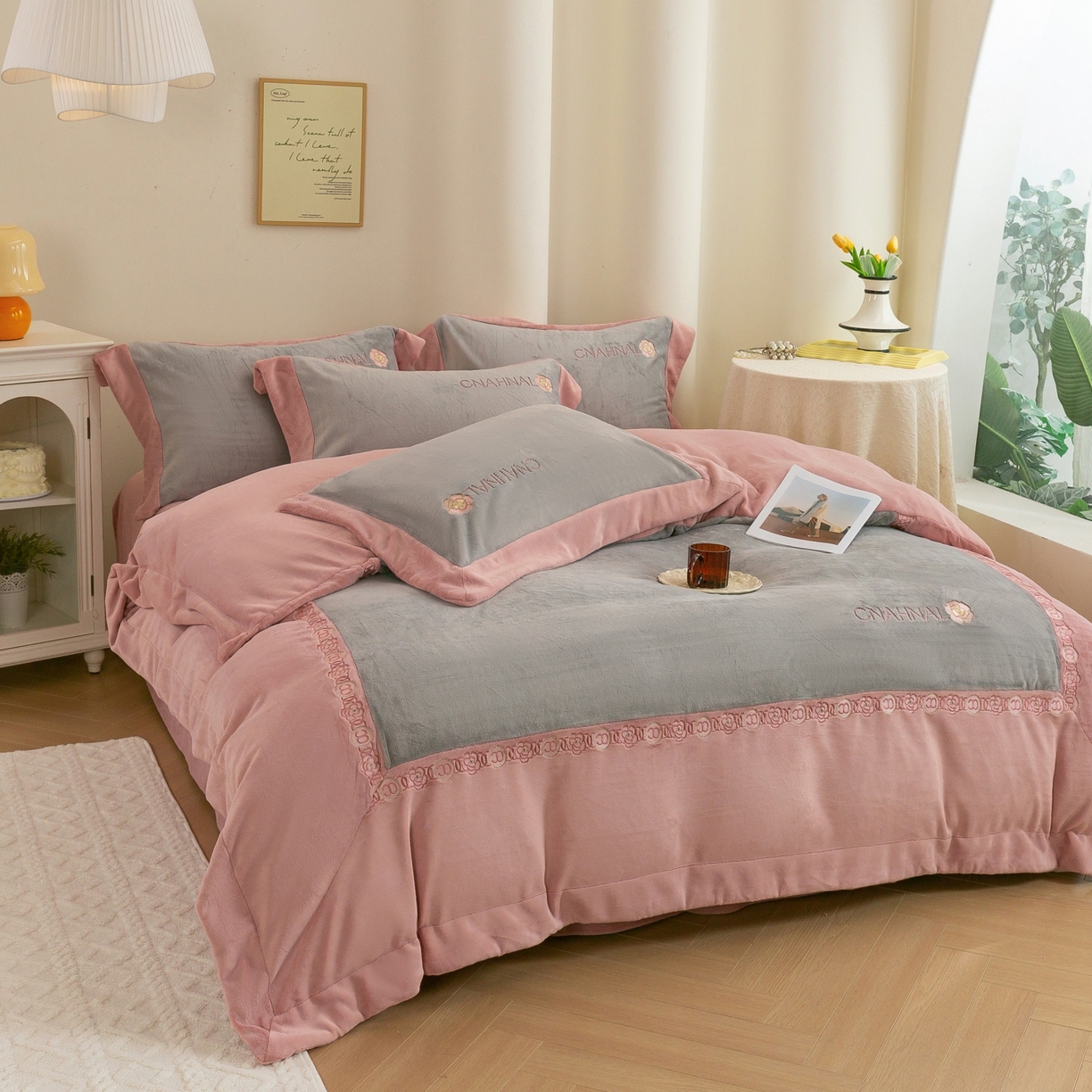 91家纺网 家纺一手货源 找家纺 绒博士 2025新款270克牛奶绒双拼角刺绣宽边款四件套--维也纳系列 维也纳-粉豆沙