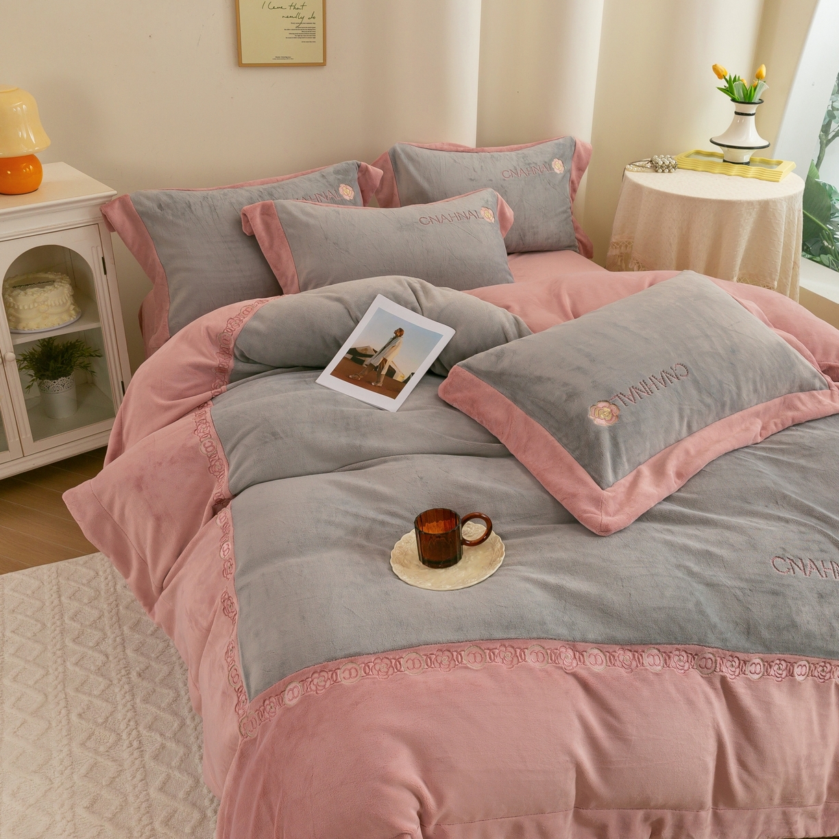 91家纺网 家纺一手货源 找家纺 绒博士 2025新款270克牛奶绒双拼角刺绣宽边款四件套--维也纳系列 维也纳-粉豆沙