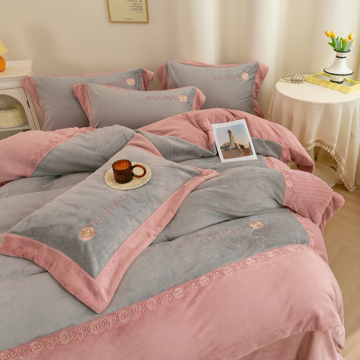 91家纺网 家纺一手货源 找家纺 绒博士 2025新款270克牛奶绒双拼角刺绣宽边款四件套--维也纳系列 维也纳-粉豆沙