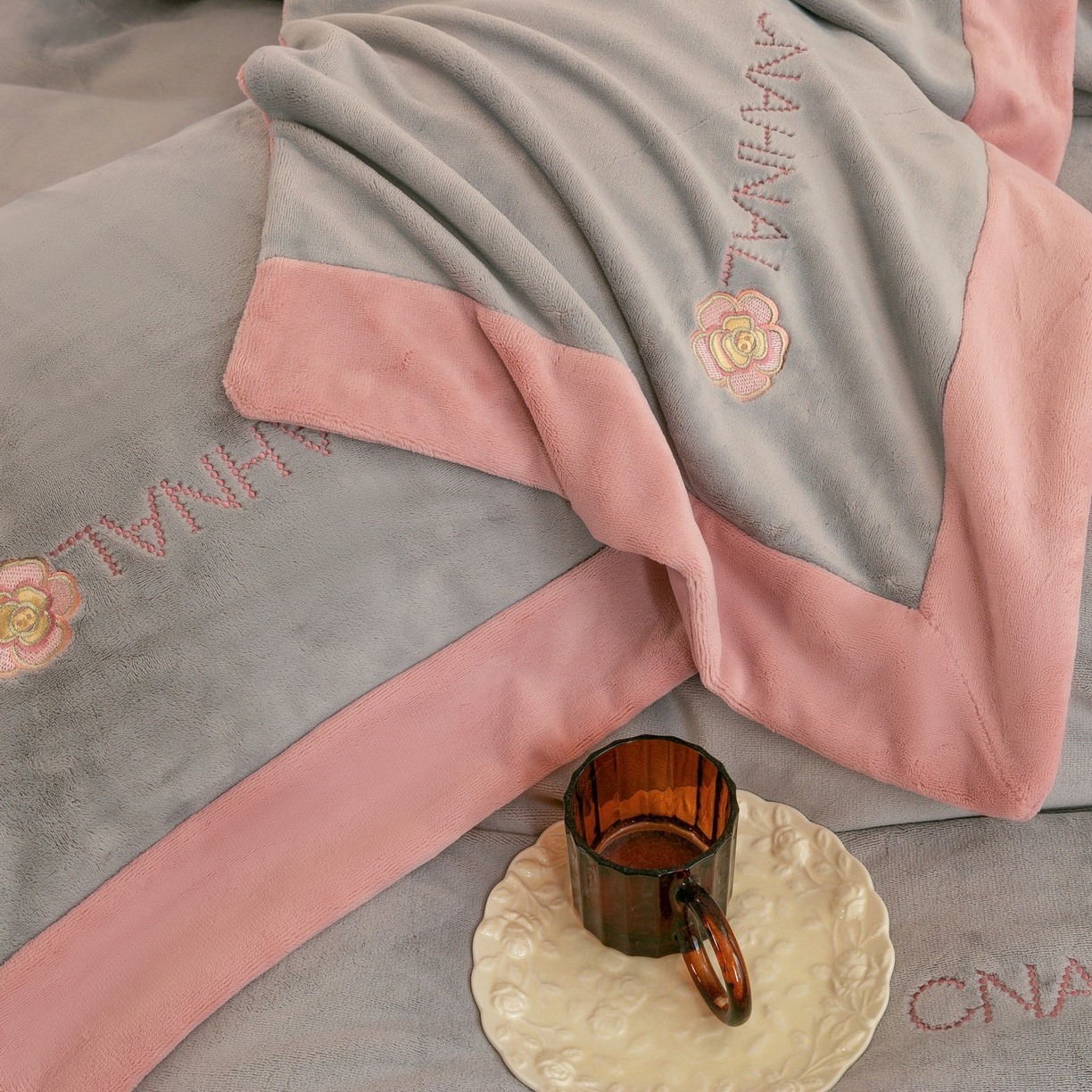 91家纺网 家纺一手货源 找家纺 绒博士 2025新款270克牛奶绒双拼角刺绣宽边款四件套--维也纳系列 维也纳-粉豆沙