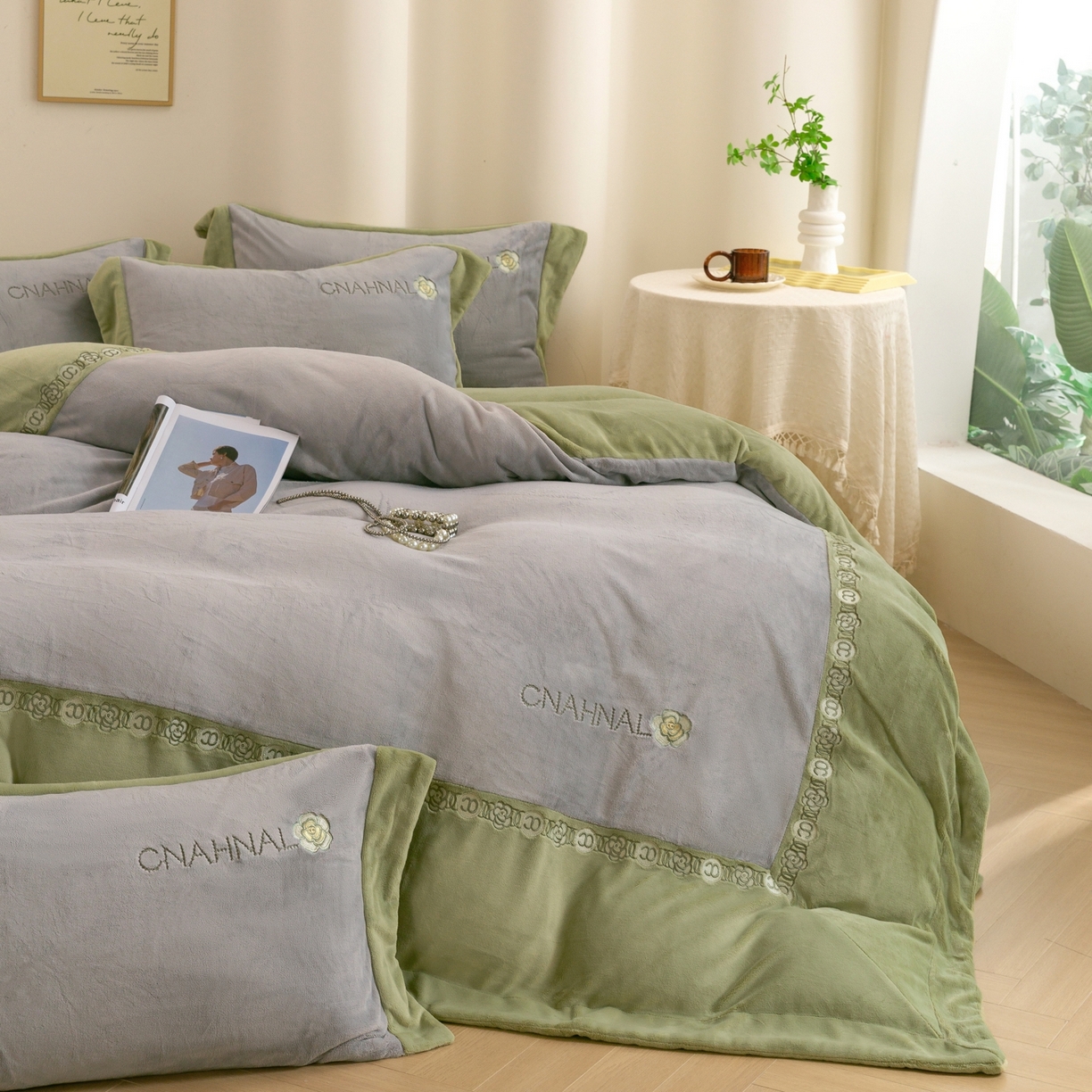 91家纺网 家纺一手货源 找家纺 绒博士 2025新款270克牛奶绒双拼角刺绣宽边款四件套--维也纳系列 维也纳-果绿