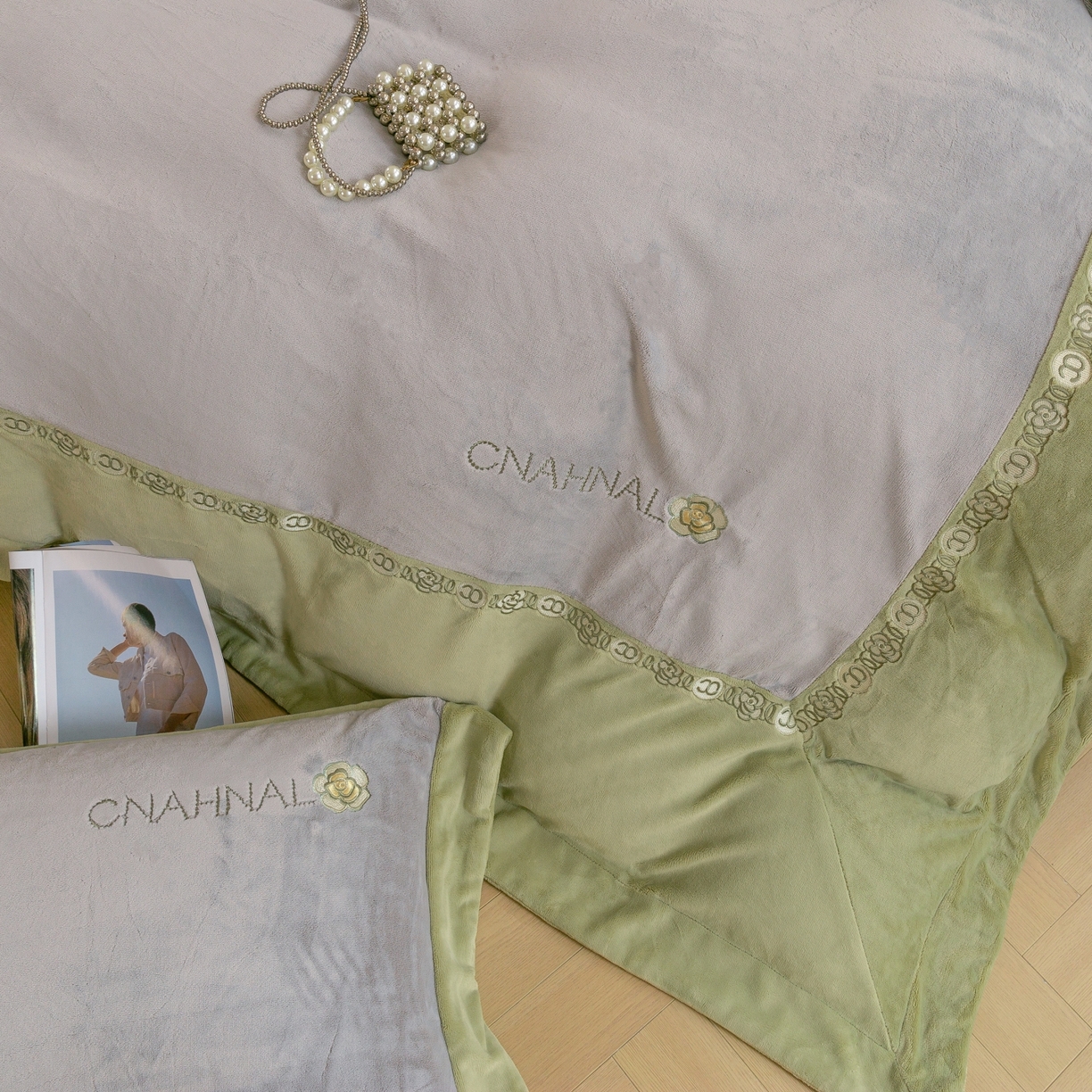 91家纺网 家纺一手货源 找家纺 绒博士 2025新款270克牛奶绒双拼角刺绣宽边款四件套--维也纳系列 维也纳-果绿