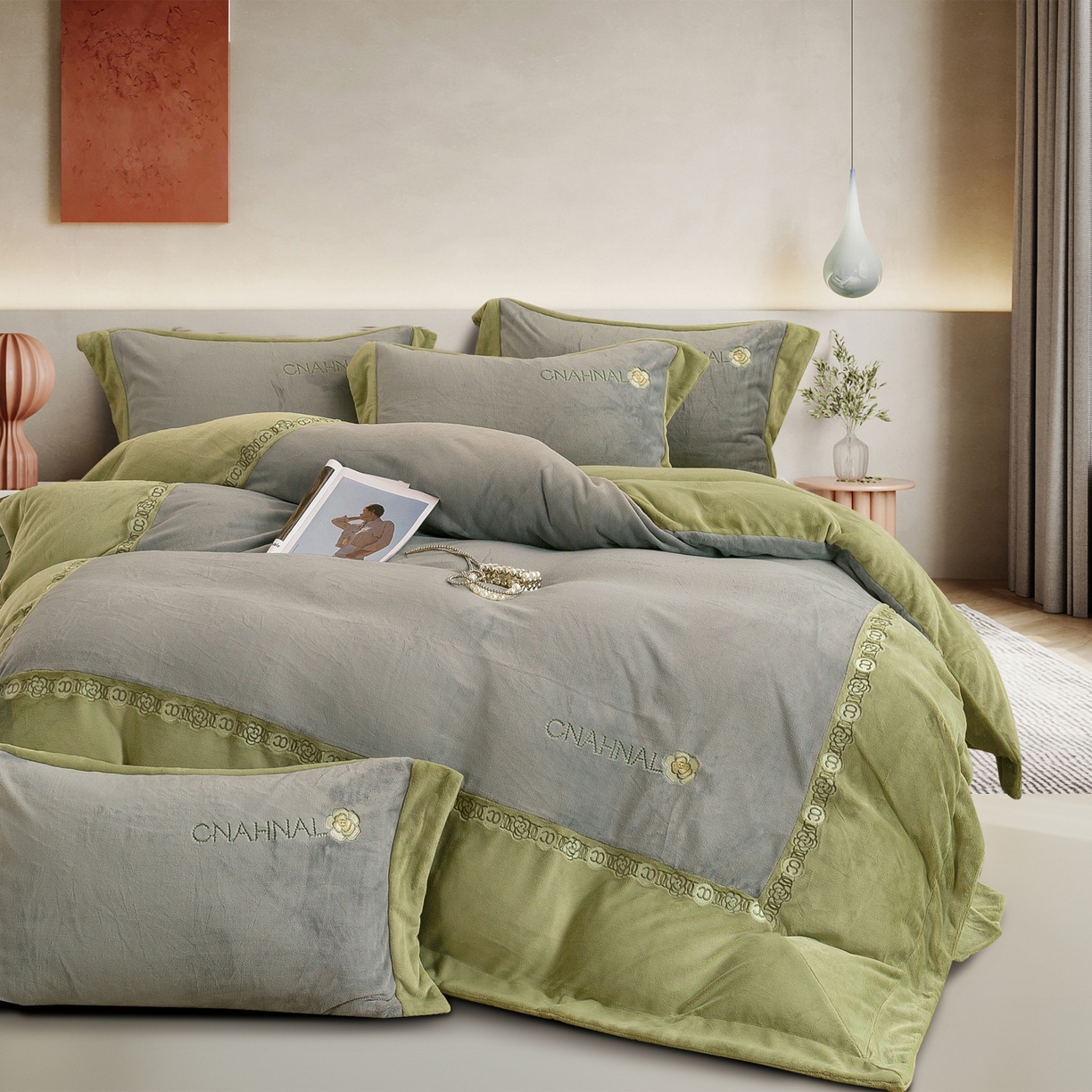 91家纺网 家纺一手货源 找家纺 绒博士 2025新款270克牛奶绒双拼角刺绣宽边款四件套--维也纳系列 维也纳-果绿