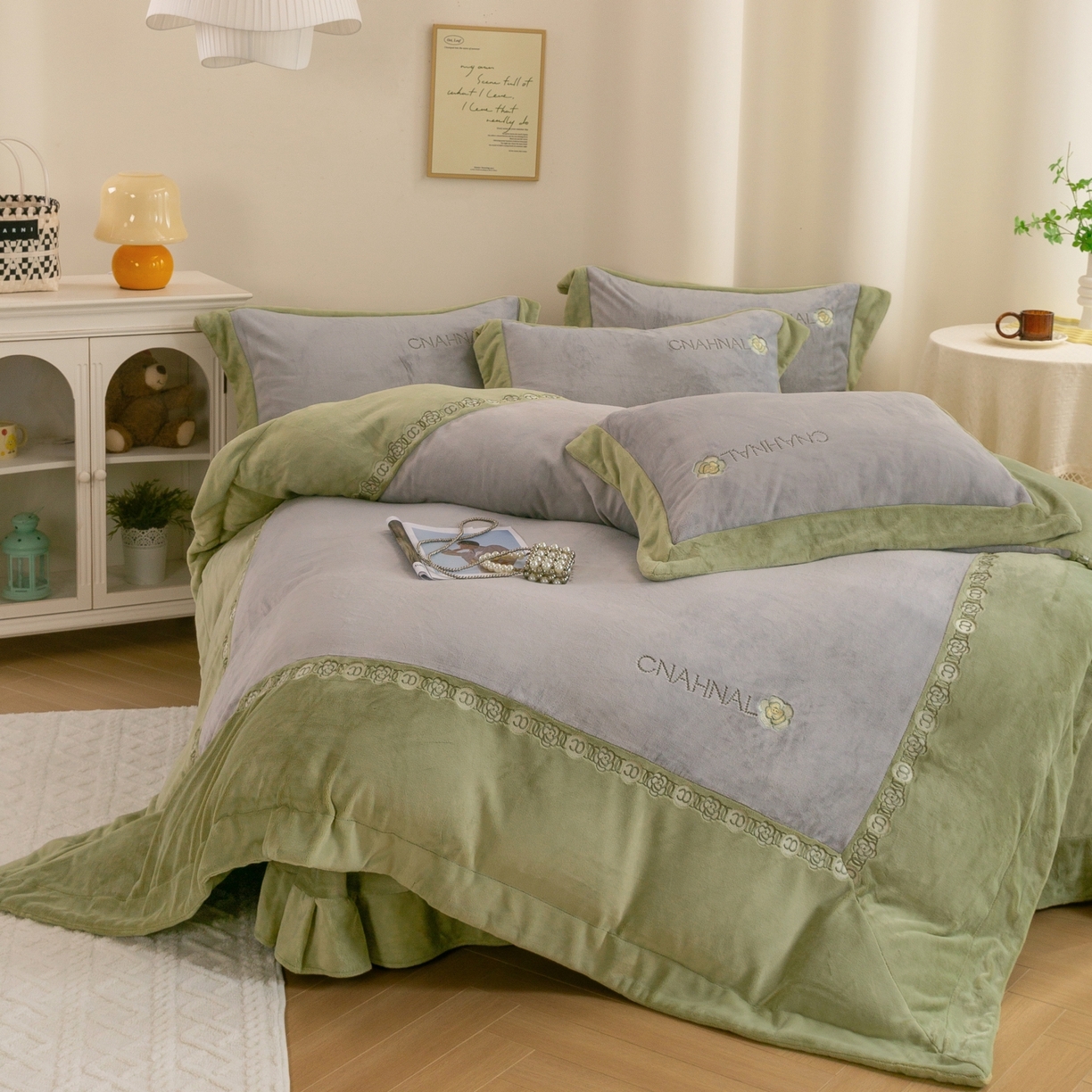 91家纺网 家纺一手货源 找家纺 绒博士 2025新款270克牛奶绒双拼角刺绣宽边款四件套--维也纳系列 维也纳-果绿