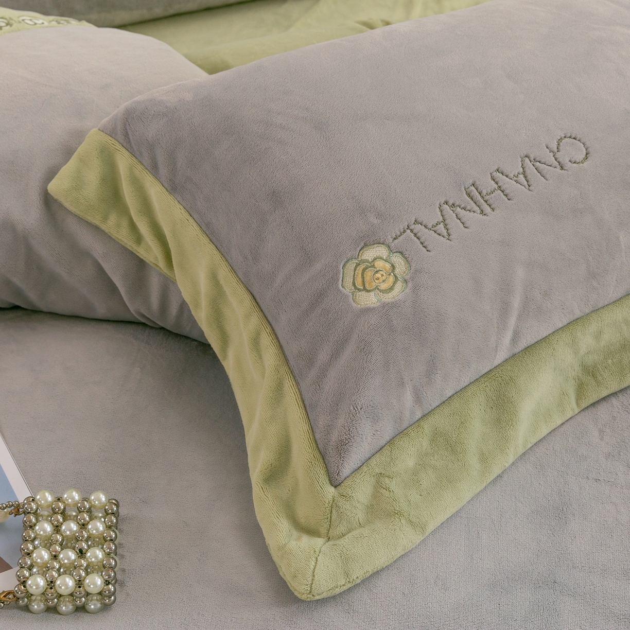 91家纺网 家纺一手货源 找家纺 绒博士 2025新款270克牛奶绒双拼角刺绣宽边款四件套--维也纳系列 维也纳-果绿