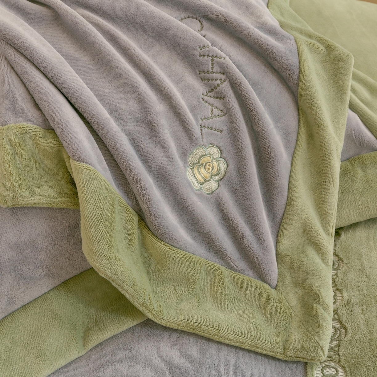 91家纺网 家纺一手货源 找家纺 绒博士 2025新款270克牛奶绒双拼角刺绣宽边款四件套--维也纳系列 维也纳-果绿