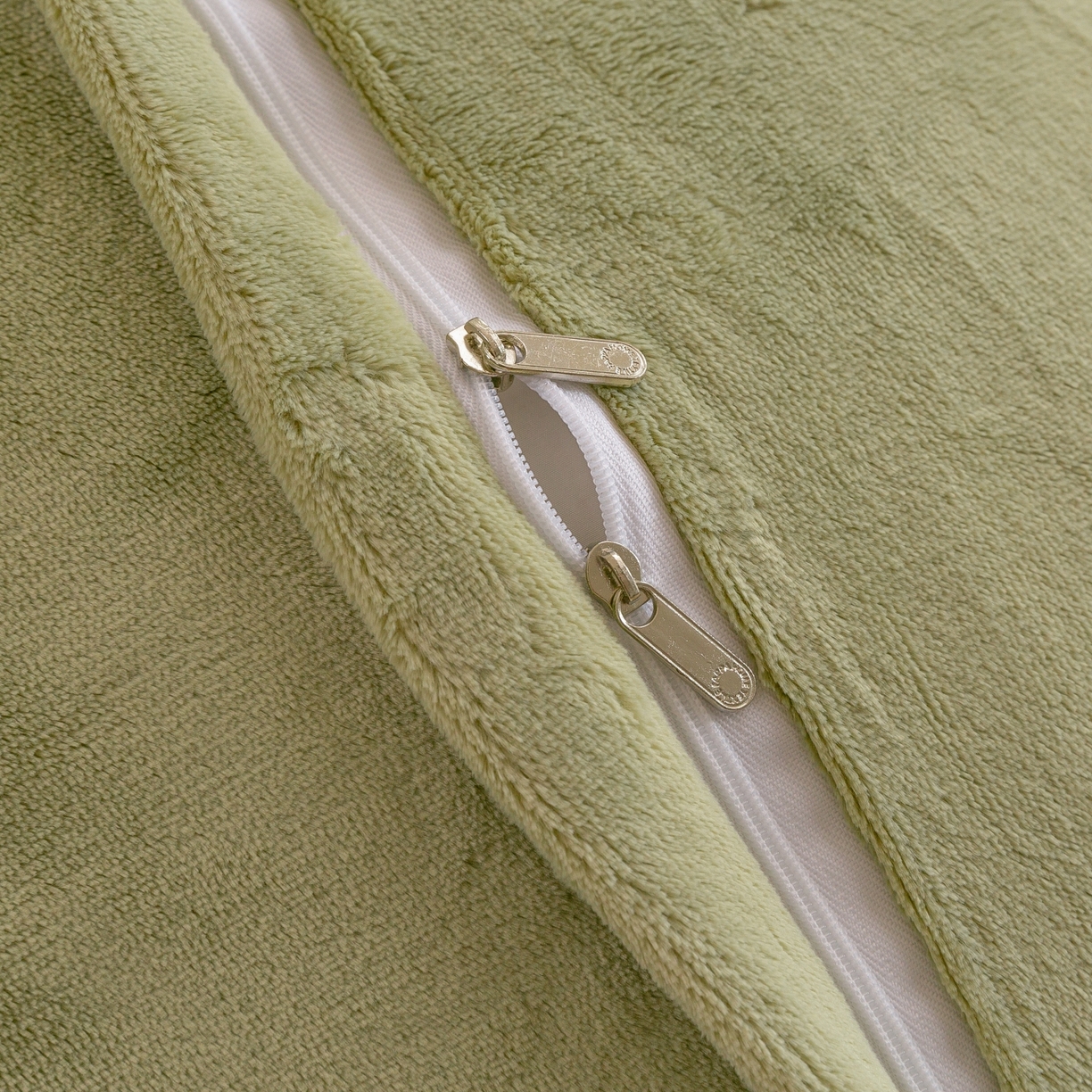 91家纺网 家纺一手货源 找家纺 绒博士 2025新款270克牛奶绒双拼角刺绣宽边款四件套--维也纳系列 维也纳-果绿