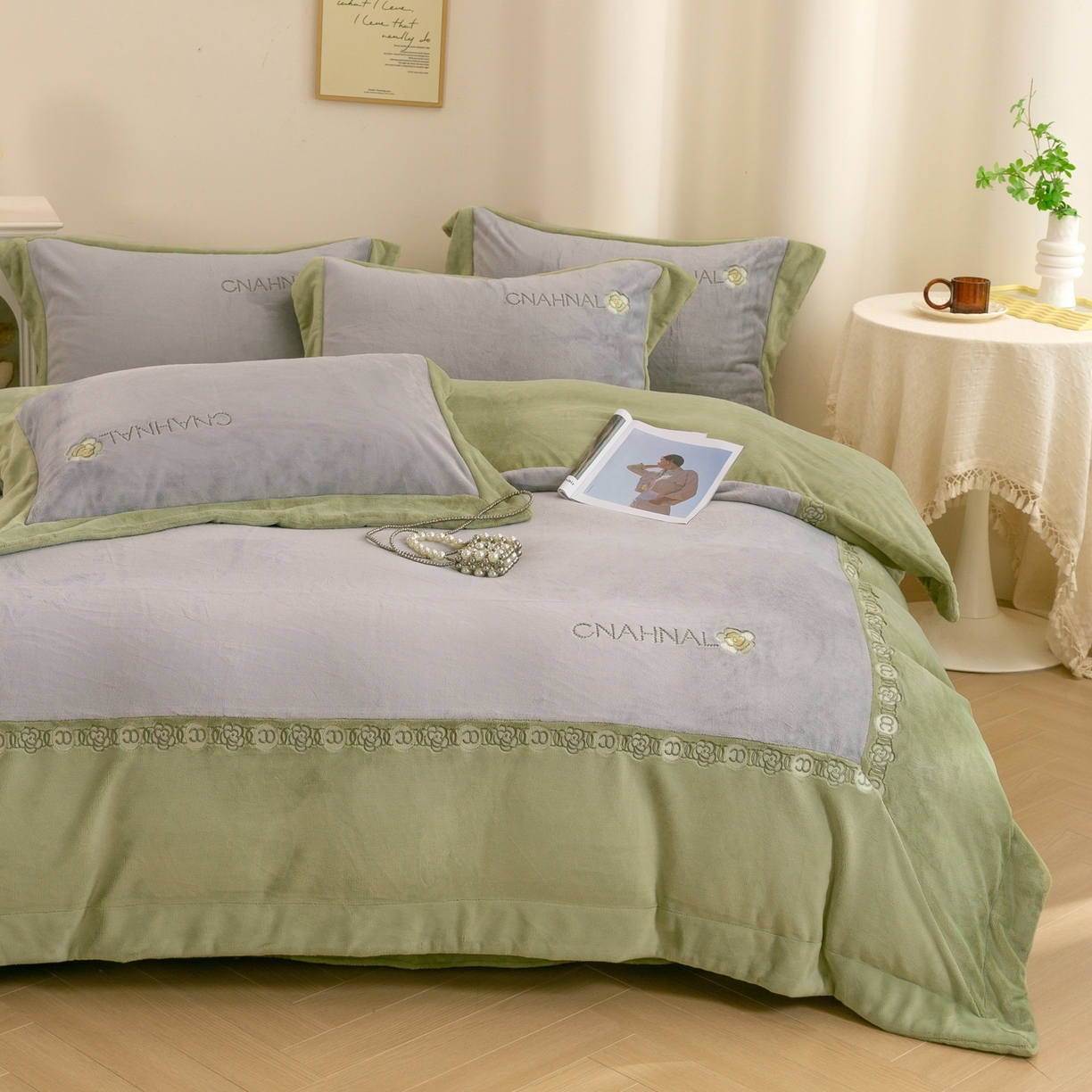 91家纺网 家纺一手货源 找家纺 绒博士 2025新款270克牛奶绒双拼角刺绣宽边款四件套--维也纳系列 维也纳-果绿