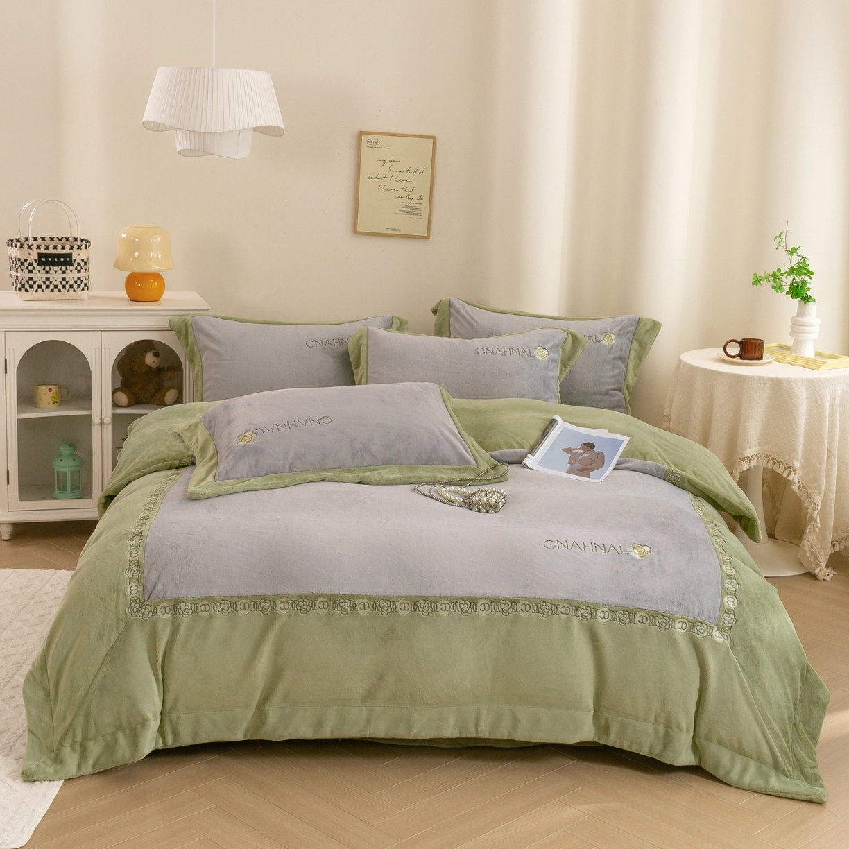 91家纺网 家纺一手货源 找家纺 绒博士 2025新款270克牛奶绒双拼角刺绣宽边款四件套--维也纳系列 维也纳-果绿