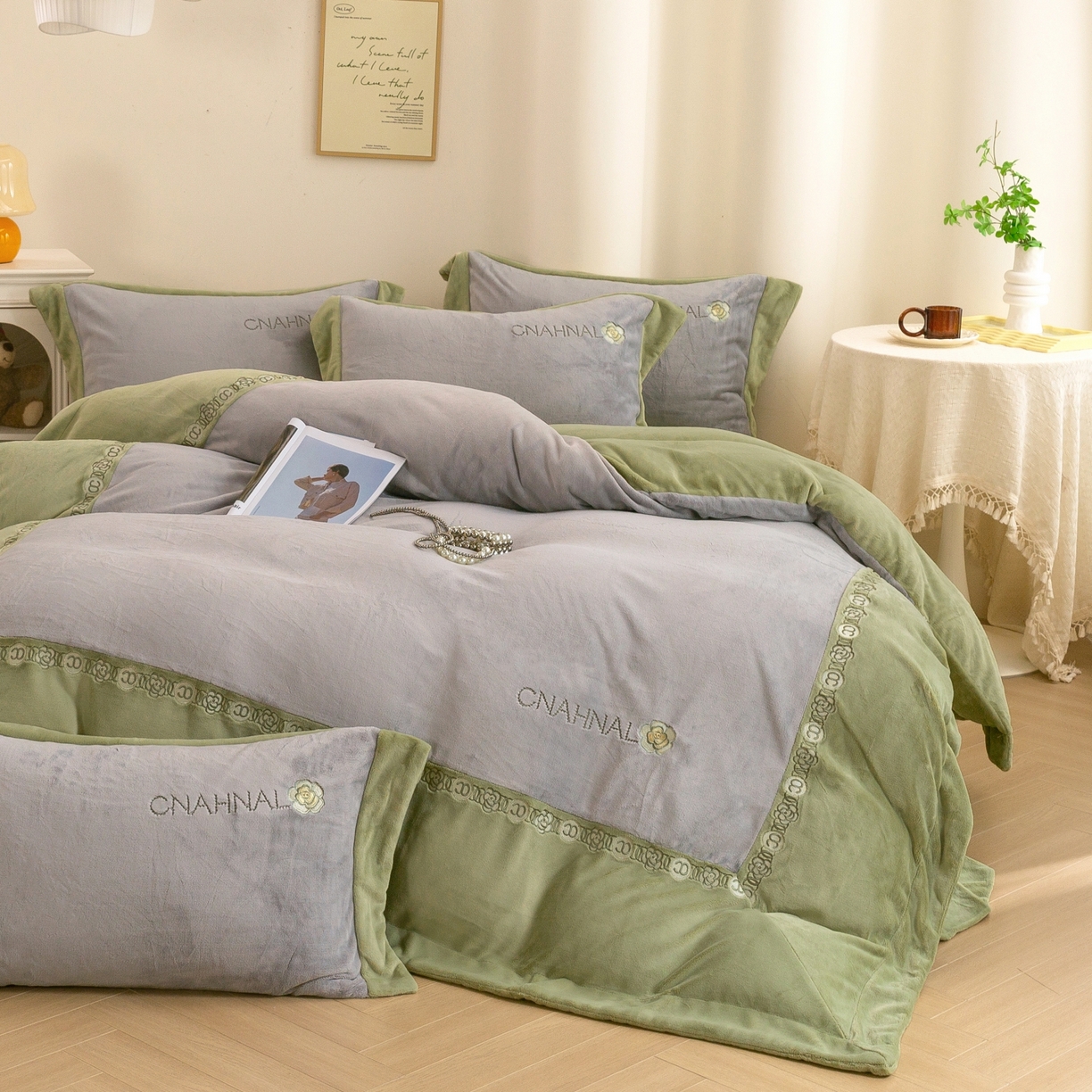 91家纺网 家纺一手货源 找家纺 绒博士 2025新款270克牛奶绒双拼角刺绣宽边款四件套--维也纳系列 维也纳-果绿