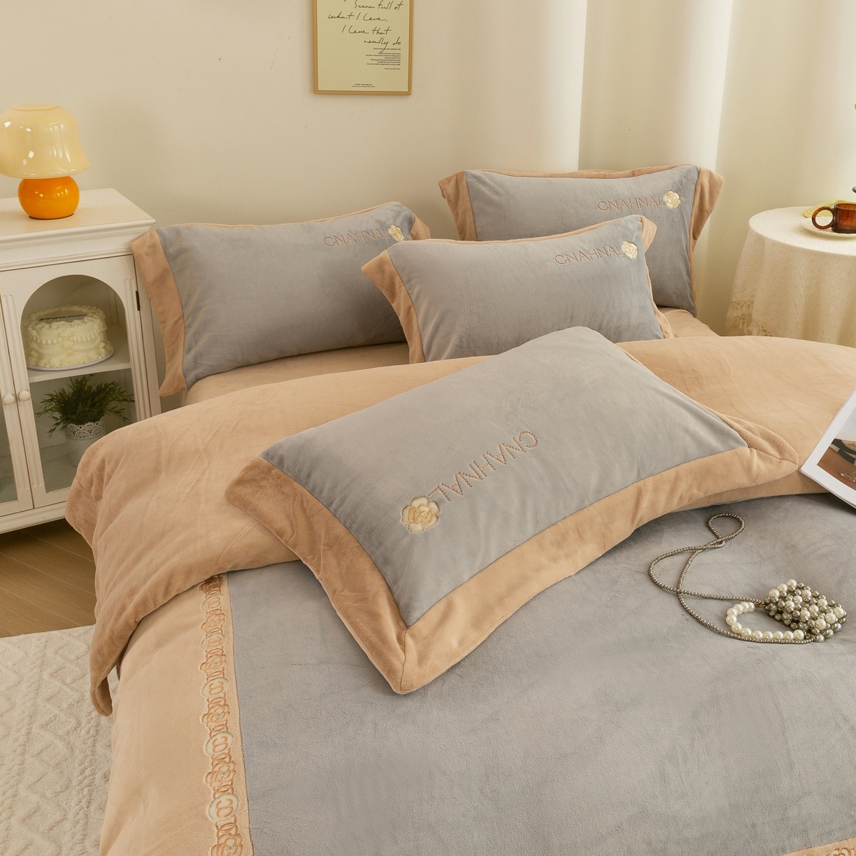 91家纺网 家纺一手货源 找家纺 绒博士 2025新款270克牛奶绒双拼角刺绣宽边款四件套--维也纳系列 维也纳-浅咖