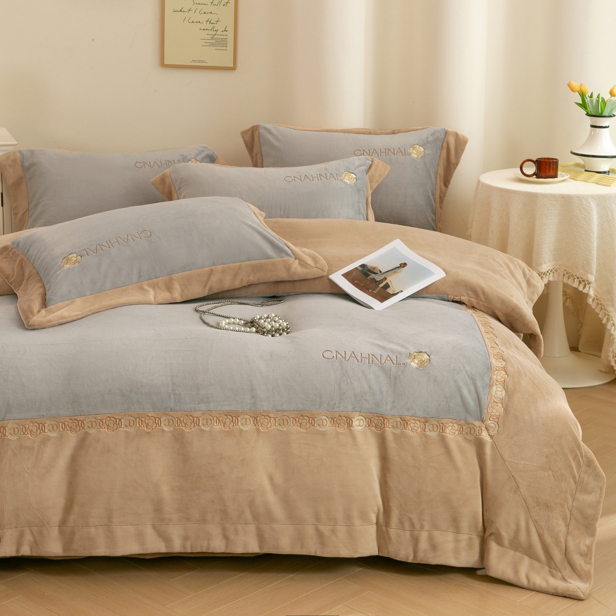 91家纺网 家纺一手货源 找家纺 绒博士 2025新款270克牛奶绒双拼角刺绣宽边款四件套--维也纳系列 维也纳-浅咖