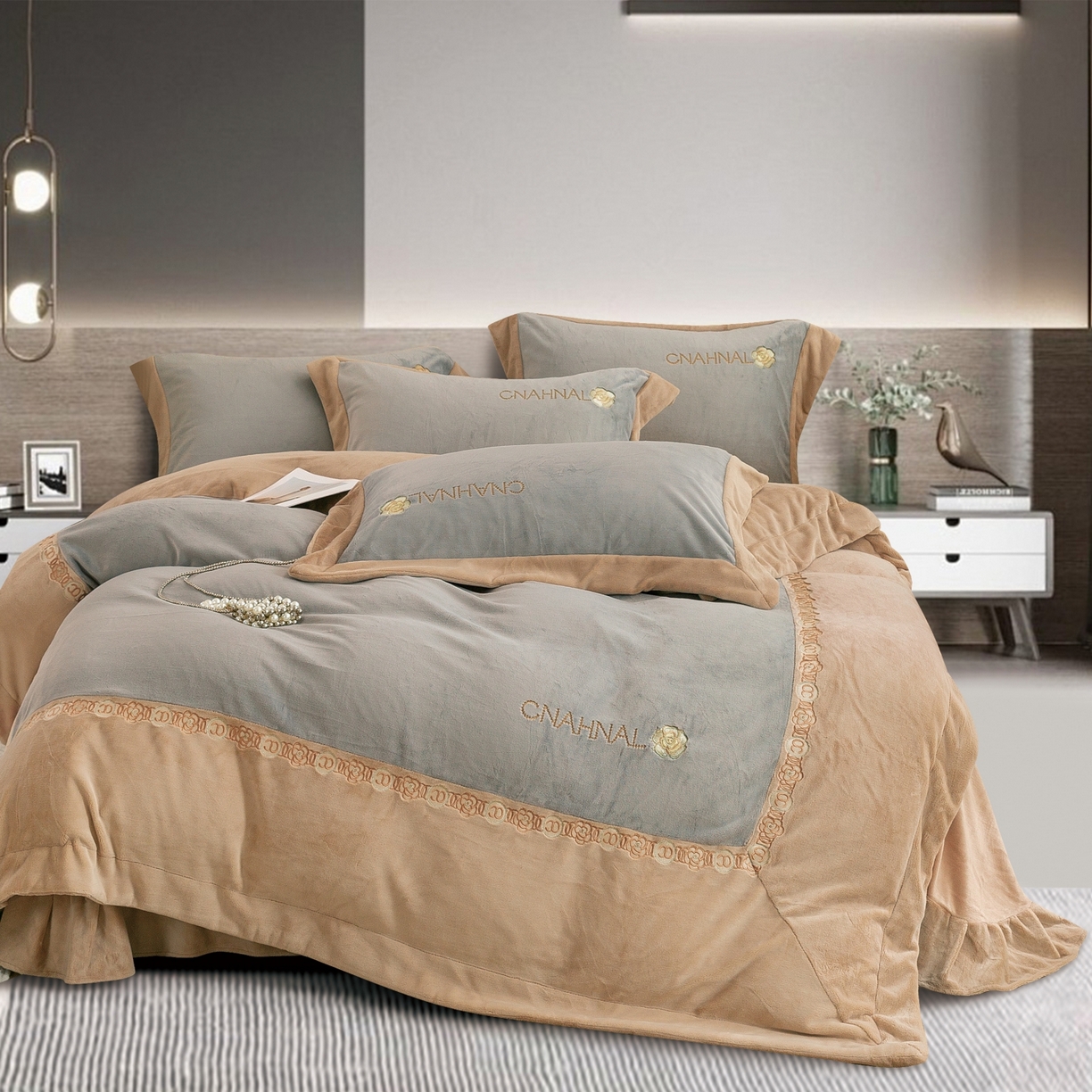 91家纺网 家纺一手货源 找家纺 绒博士 2025新款270克牛奶绒双拼角刺绣宽边款四件套--维也纳系列 维也纳-浅咖