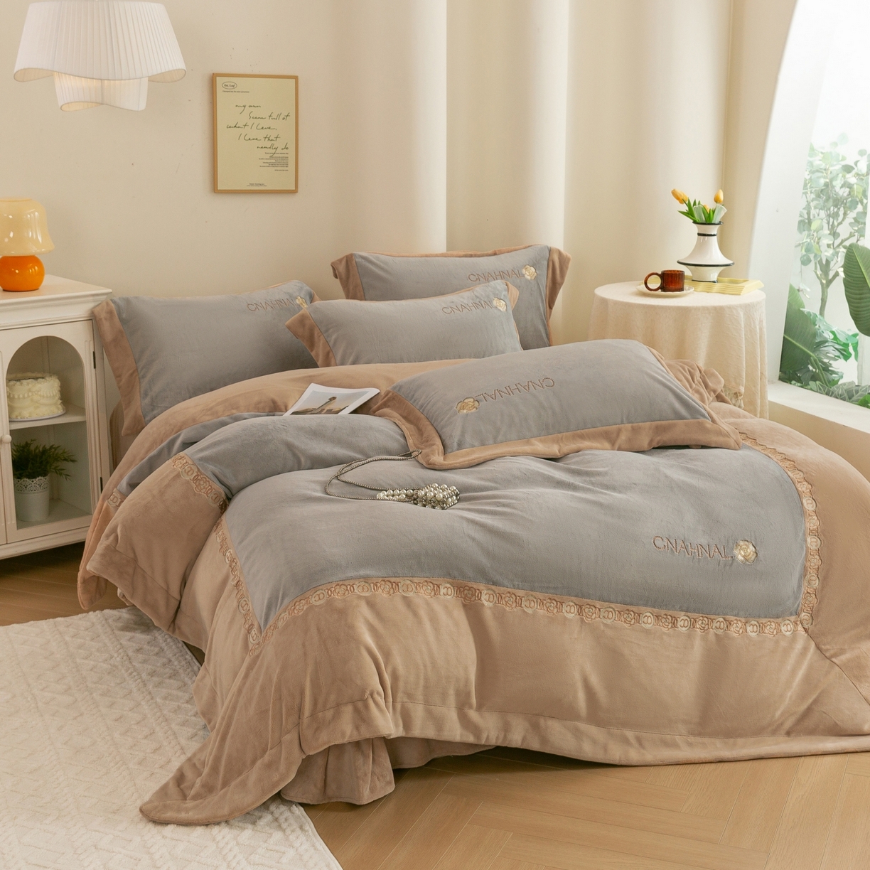 91家纺网 家纺一手货源 找家纺 绒博士 2025新款270克牛奶绒双拼角刺绣宽边款四件套--维也纳系列 维也纳-浅咖