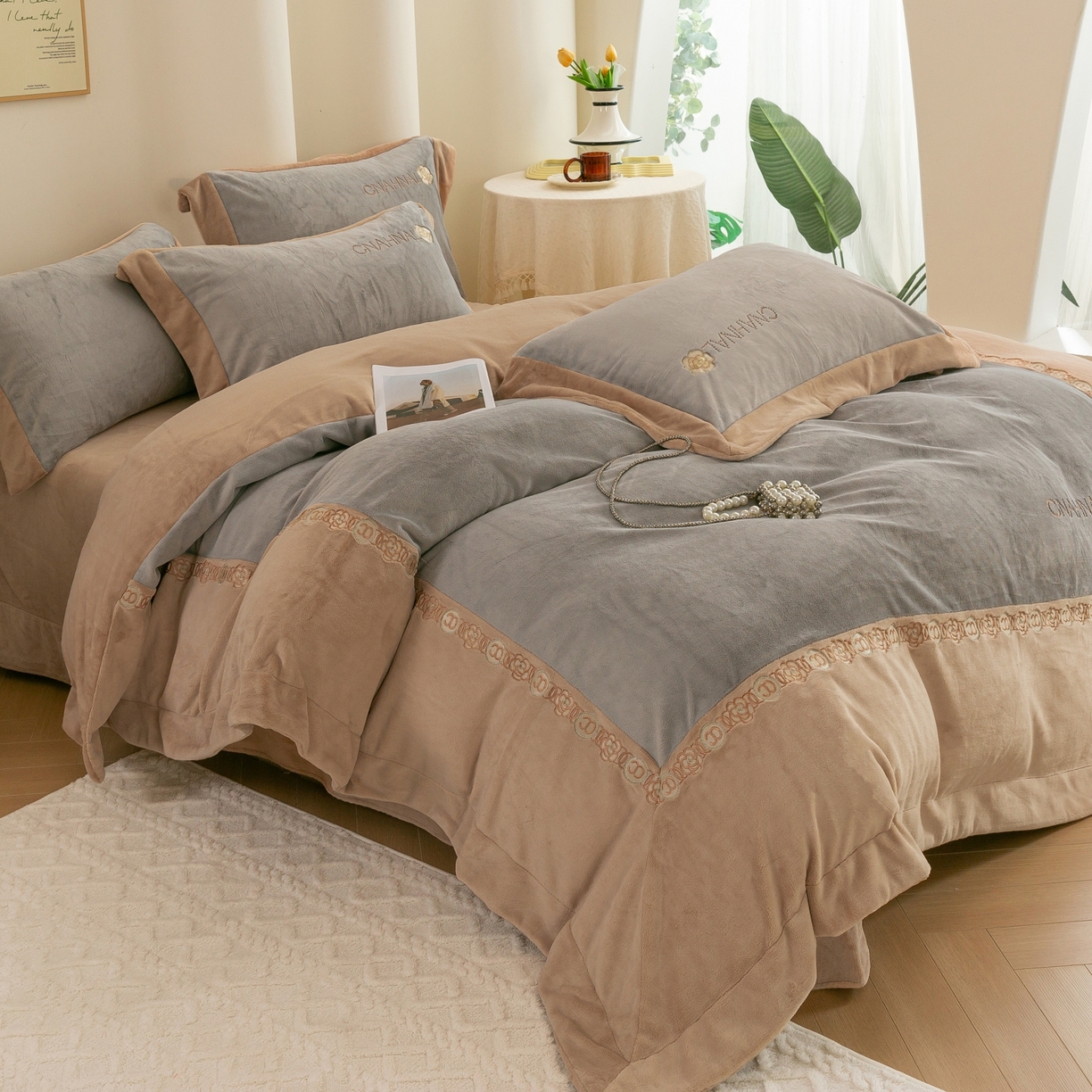 91家纺网 家纺一手货源 找家纺 绒博士 2025新款270克牛奶绒双拼角刺绣宽边款四件套--维也纳系列 维也纳-浅咖