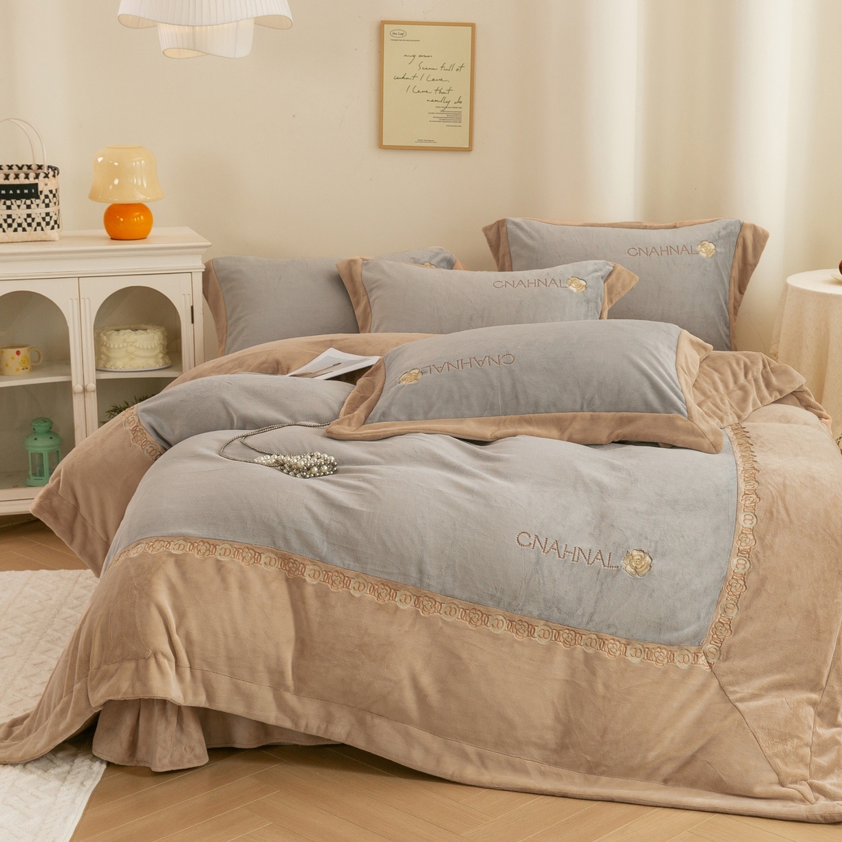 91家纺网 家纺一手货源 找家纺 绒博士 2025新款270克牛奶绒双拼角刺绣宽边款四件套--维也纳系列 维也纳-浅咖