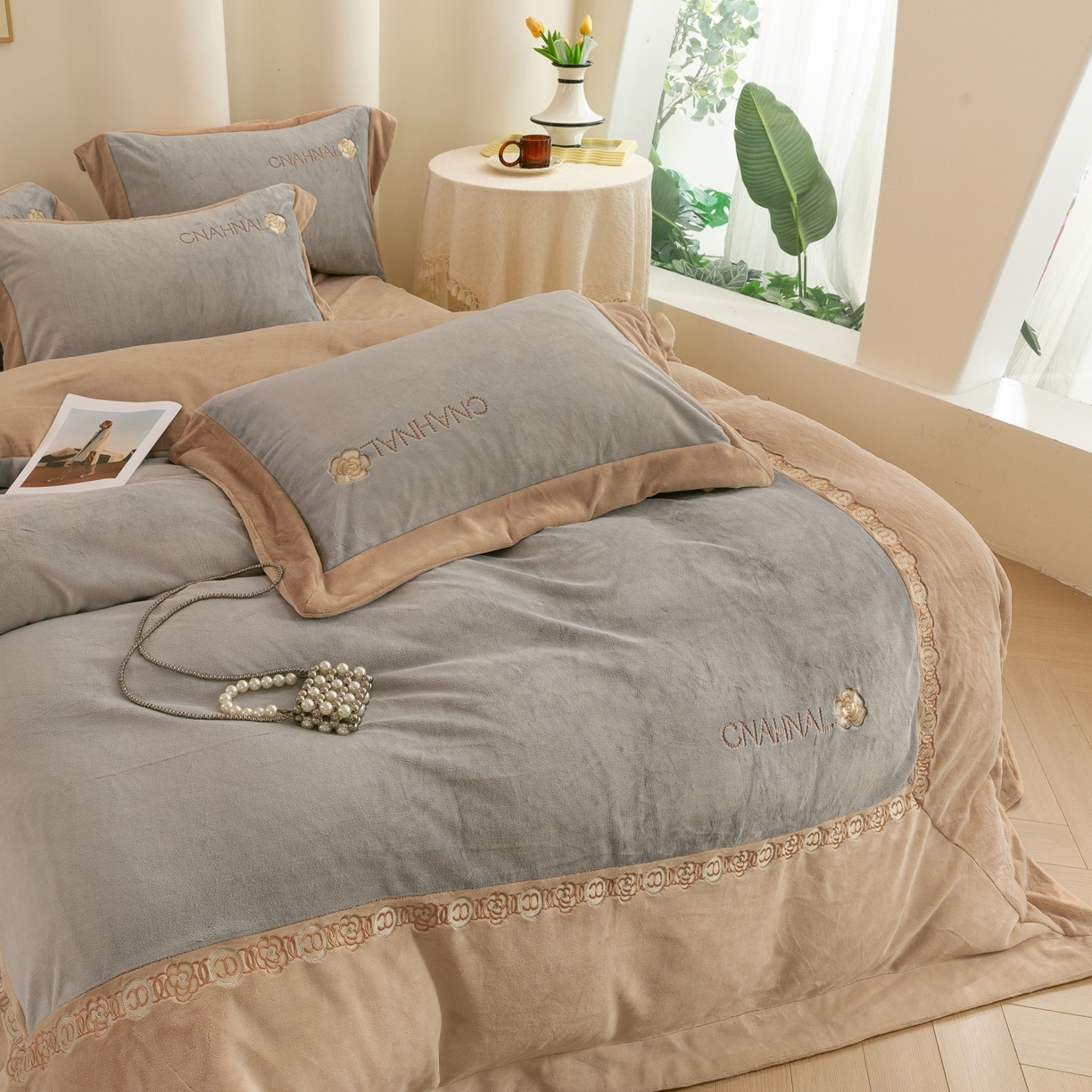 91家纺网 家纺一手货源 找家纺 绒博士 2025新款270克牛奶绒双拼角刺绣宽边款四件套--维也纳系列 维也纳-浅咖