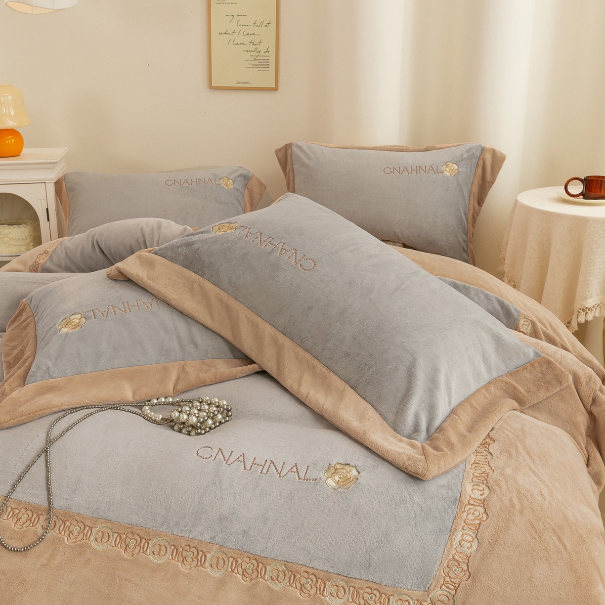 91家纺网 家纺一手货源 找家纺 绒博士 2025新款270克牛奶绒双拼角刺绣宽边款四件套--维也纳系列 维也纳-浅咖