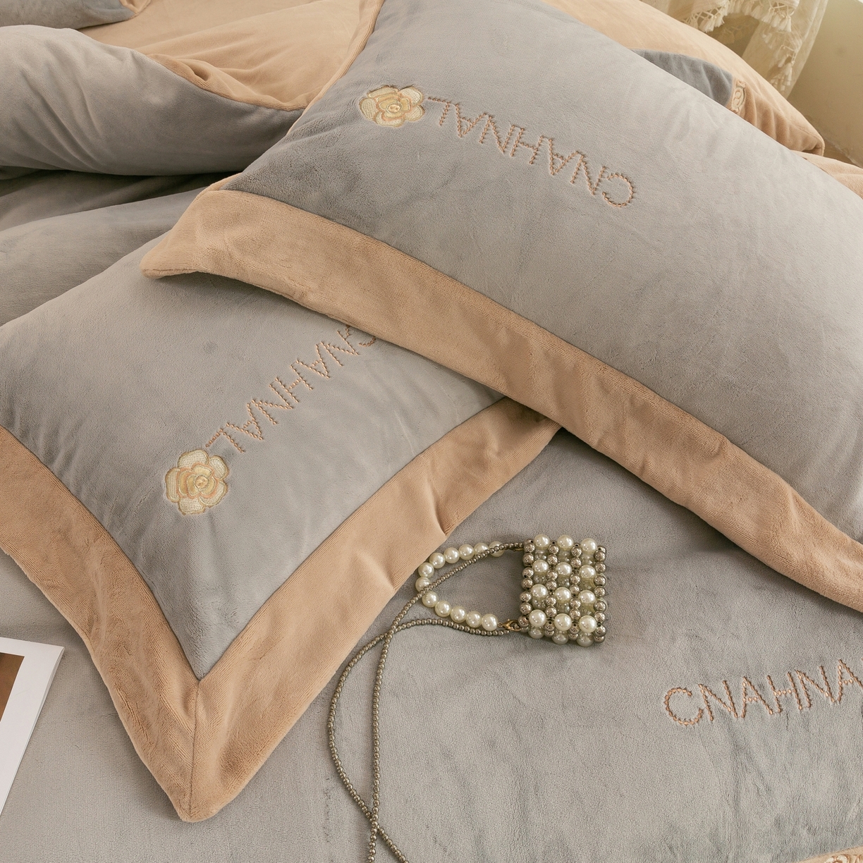 91家纺网 家纺一手货源 找家纺 绒博士 2025新款270克牛奶绒双拼角刺绣宽边款四件套--维也纳系列 维也纳-浅咖