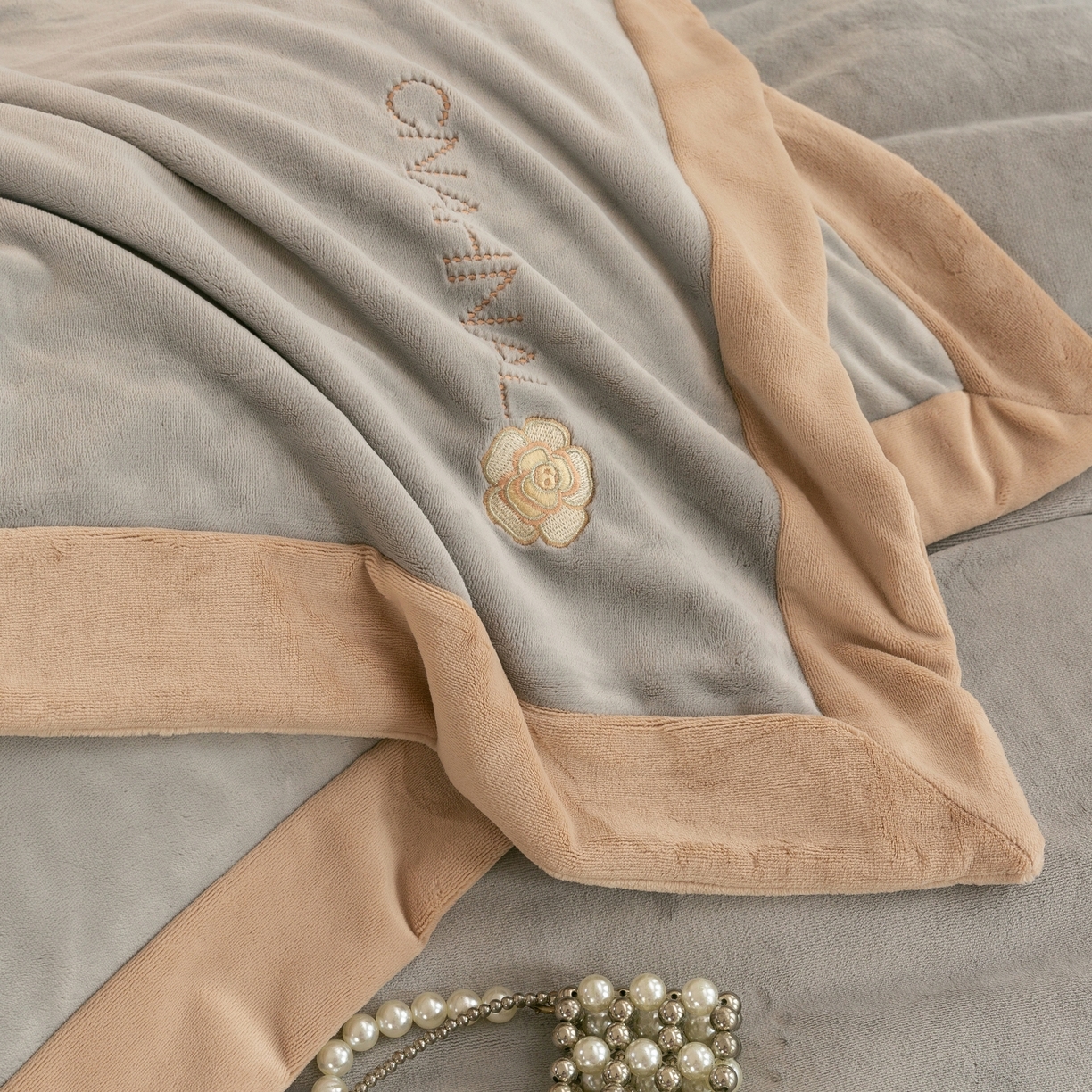 91家纺网 家纺一手货源 找家纺 绒博士 2025新款270克牛奶绒双拼角刺绣宽边款四件套--维也纳系列 维也纳-浅咖