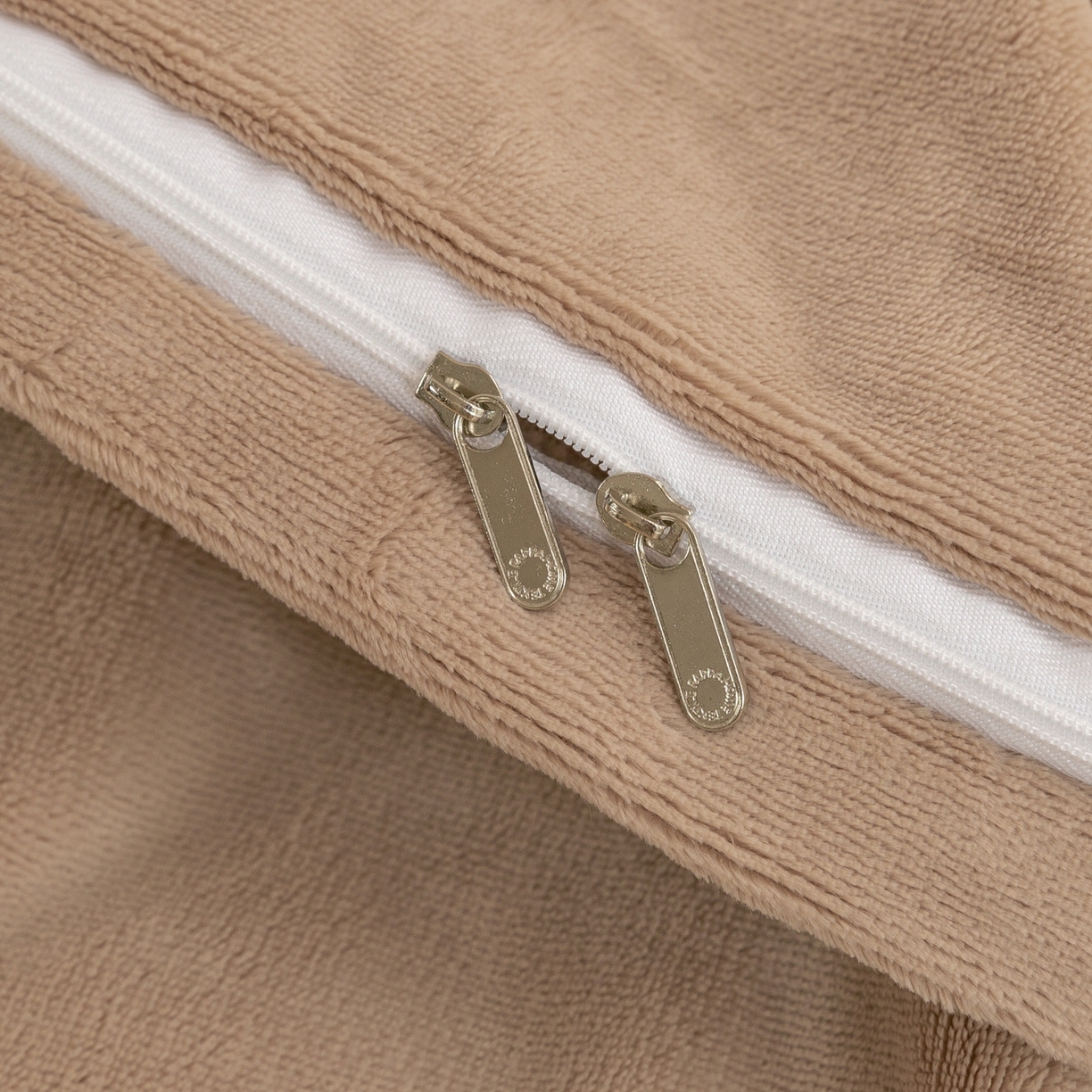 91家纺网 家纺一手货源 找家纺 绒博士 2025新款270克牛奶绒双拼角刺绣宽边款四件套--维也纳系列 维也纳-浅咖