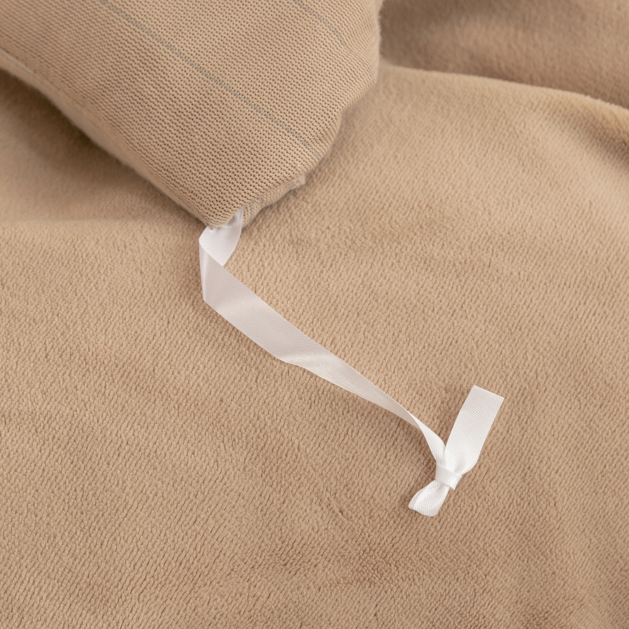 91家纺网 家纺一手货源 找家纺 绒博士 2025新款270克牛奶绒双拼角刺绣宽边款四件套--维也纳系列 维也纳-浅咖