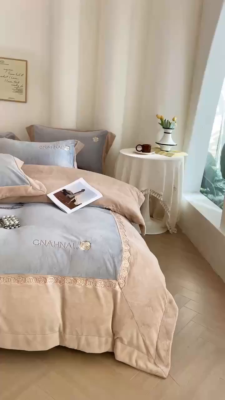 91家纺网 家纺一手货源 找家纺 绒博士 2025新款270克牛奶绒双拼角刺绣宽边款四件套--维也纳系列 维也纳-浅咖