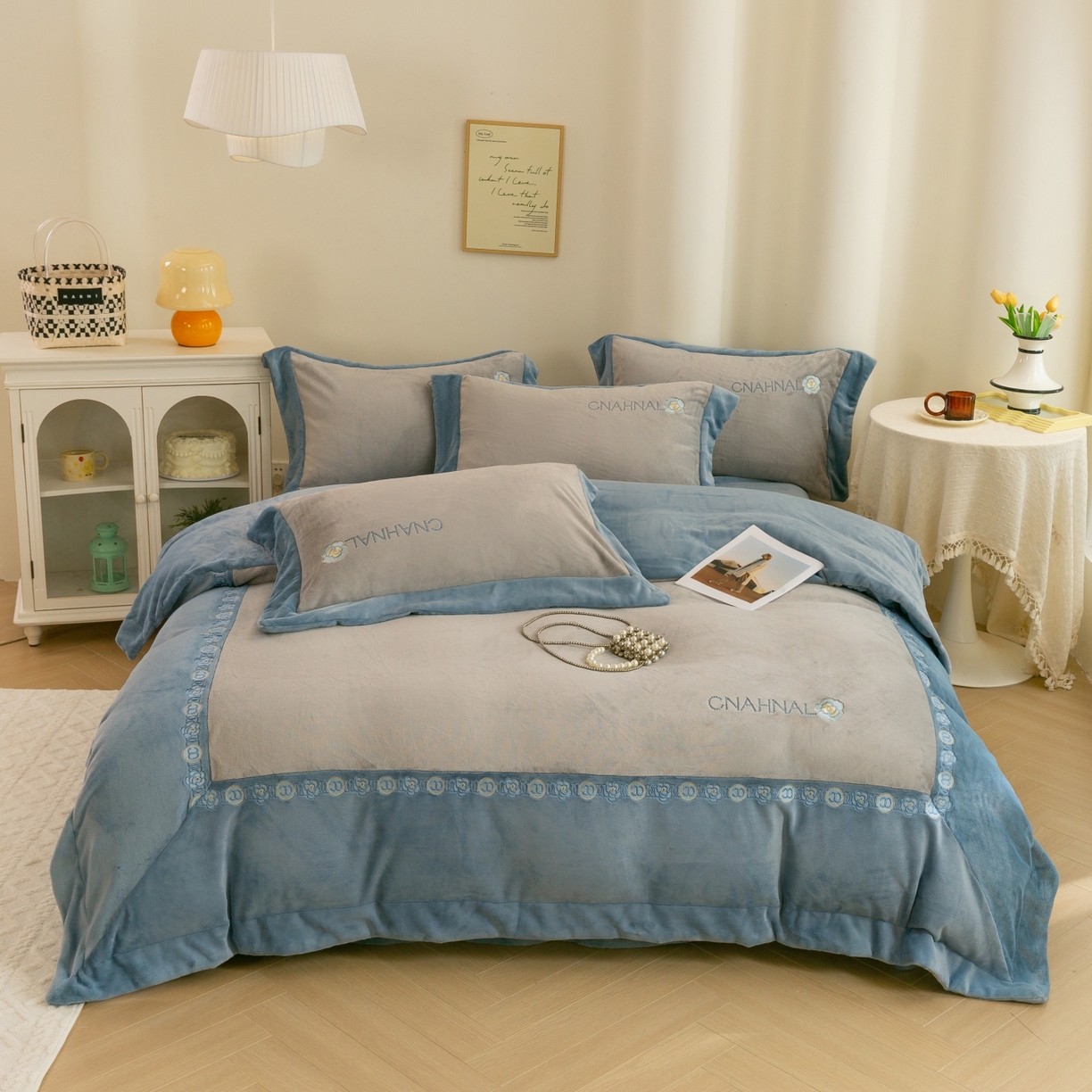 91家纺网 家纺一手货源 找家纺 绒博士 2025新款270克牛奶绒双拼角刺绣宽边款四件套--维也纳系列 维也纳-浅蓝