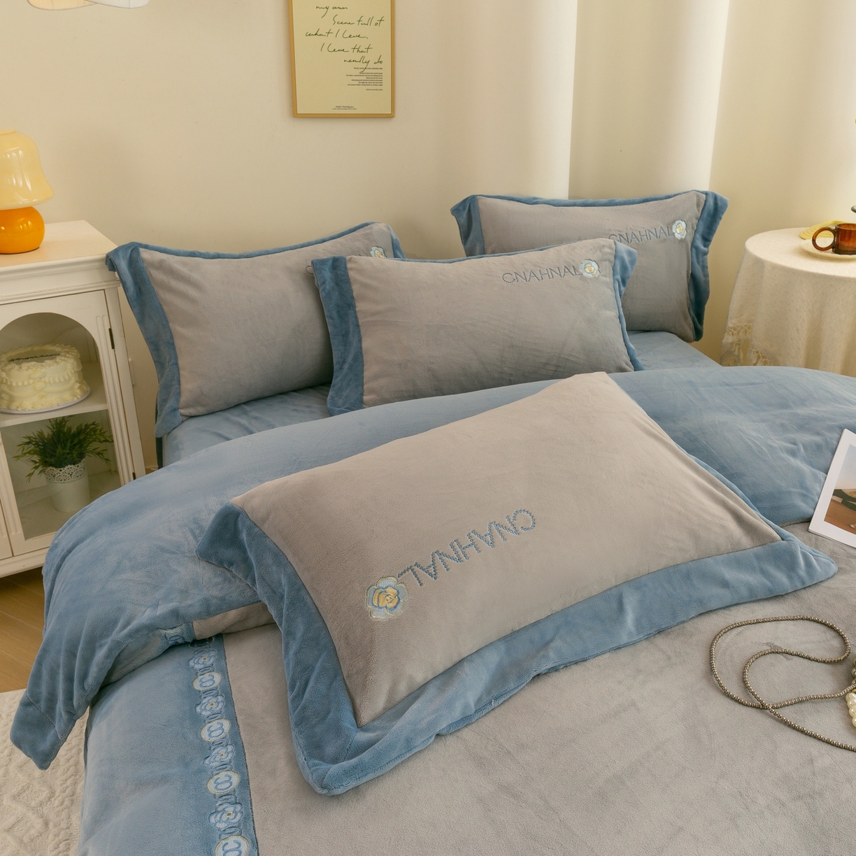 91家纺网 家纺一手货源 找家纺 绒博士 2025新款270克牛奶绒双拼角刺绣宽边款四件套--维也纳系列 维也纳-浅蓝