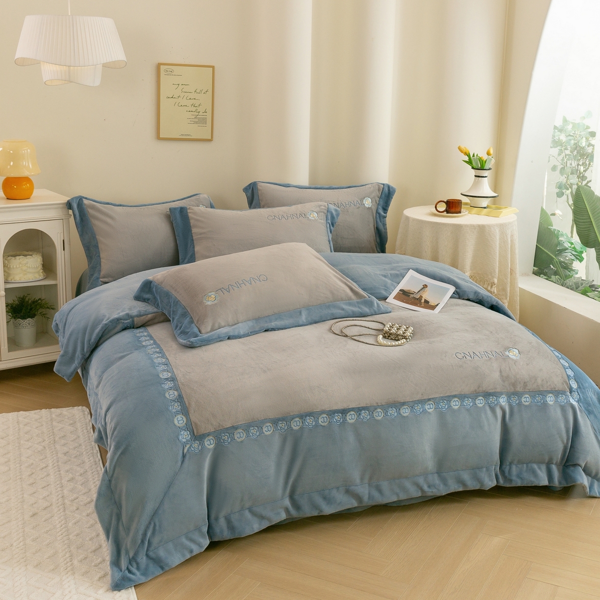 91家纺网 家纺一手货源 找家纺 绒博士 2025新款270克牛奶绒双拼角刺绣宽边款四件套--维也纳系列 维也纳-浅蓝
