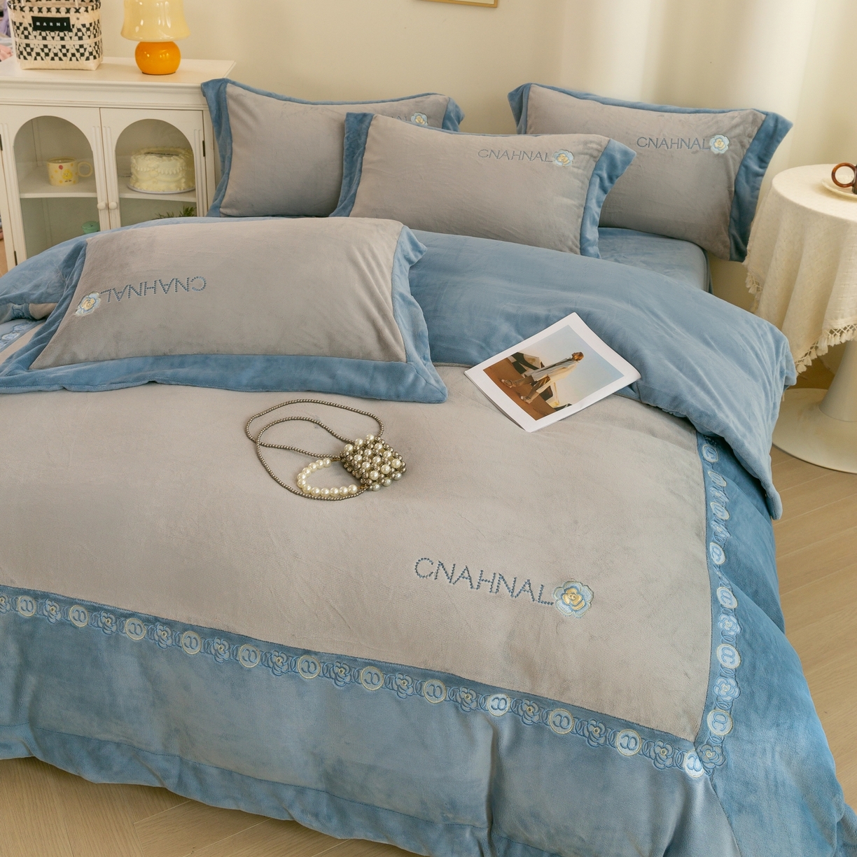 91家纺网 家纺一手货源 找家纺 绒博士 2025新款270克牛奶绒双拼角刺绣宽边款四件套--维也纳系列 维也纳-浅蓝