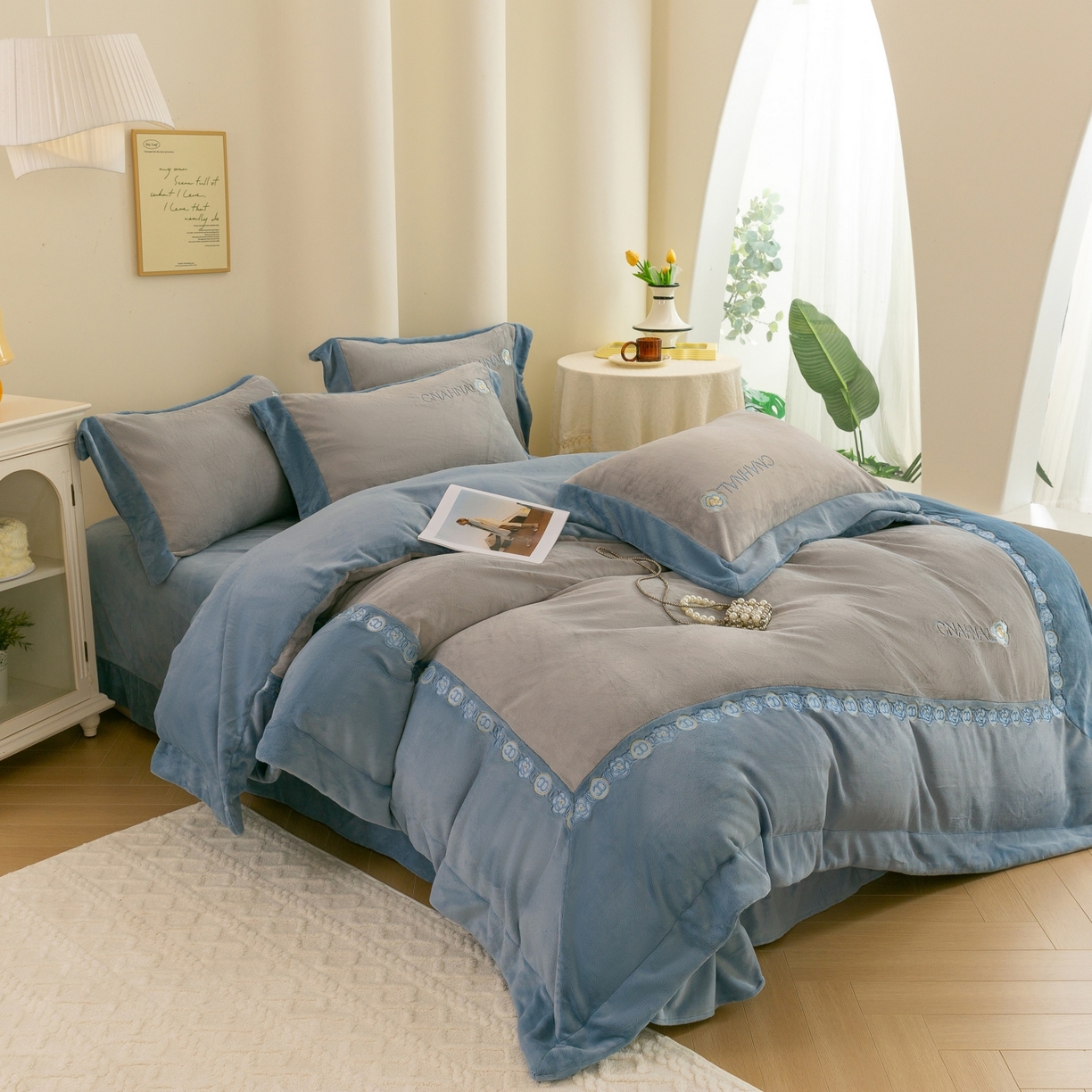 91家纺网 家纺一手货源 找家纺 绒博士 2025新款270克牛奶绒双拼角刺绣宽边款四件套--维也纳系列 维也纳-浅蓝