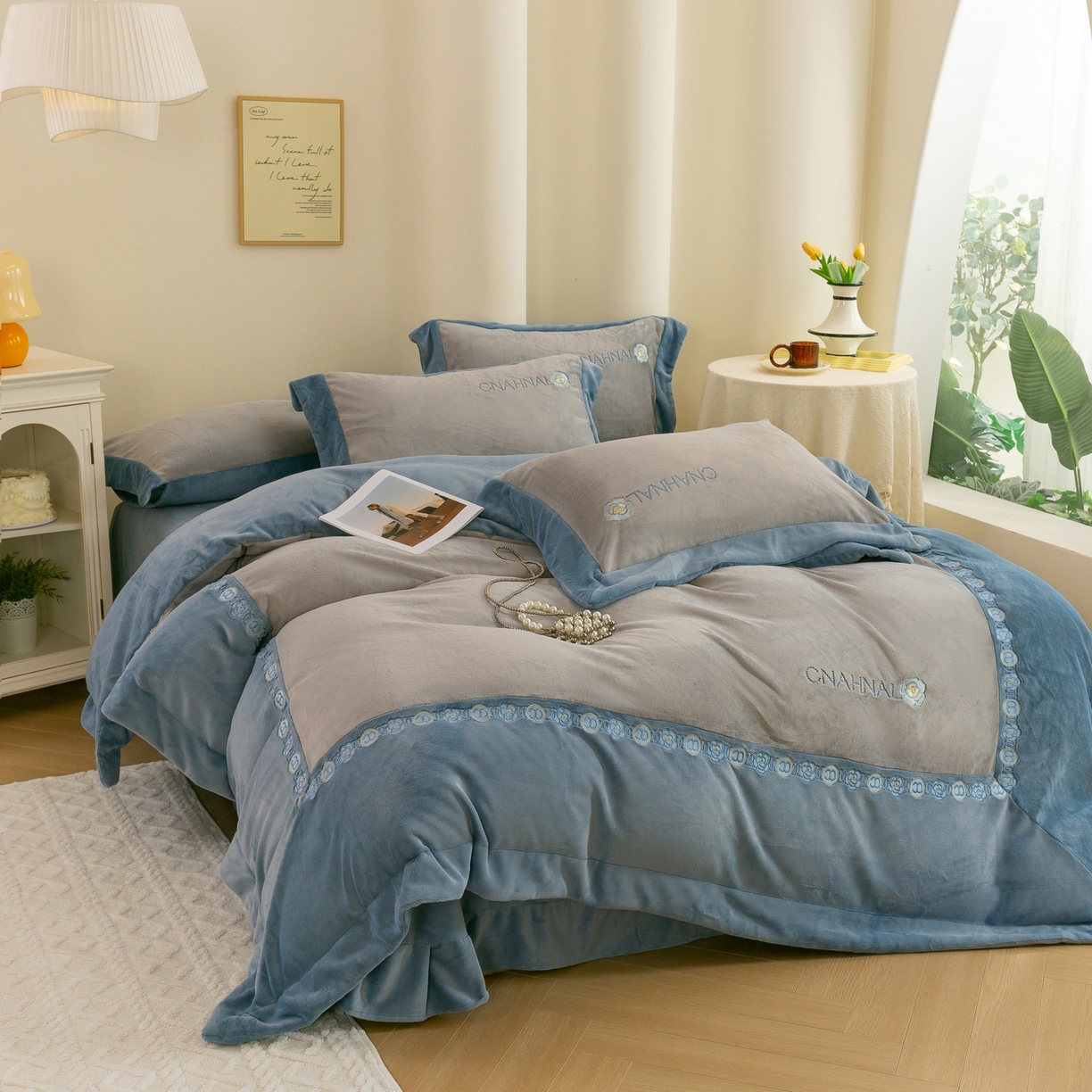 91家纺网 家纺一手货源 找家纺 绒博士 2025新款270克牛奶绒双拼角刺绣宽边款四件套--维也纳系列 维也纳-浅蓝