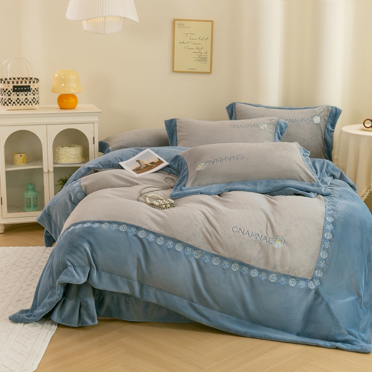91家纺网 家纺一手货源 找家纺 绒博士 2025新款270克牛奶绒双拼角刺绣宽边款四件套--维也纳系列 维也纳-浅蓝