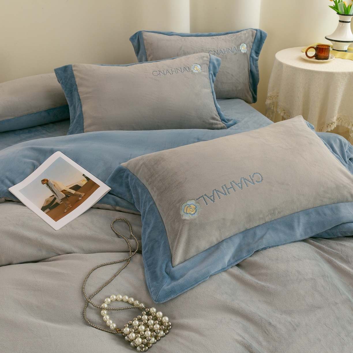 91家纺网 家纺一手货源 找家纺 绒博士 2025新款270克牛奶绒双拼角刺绣宽边款四件套--维也纳系列 维也纳-浅蓝