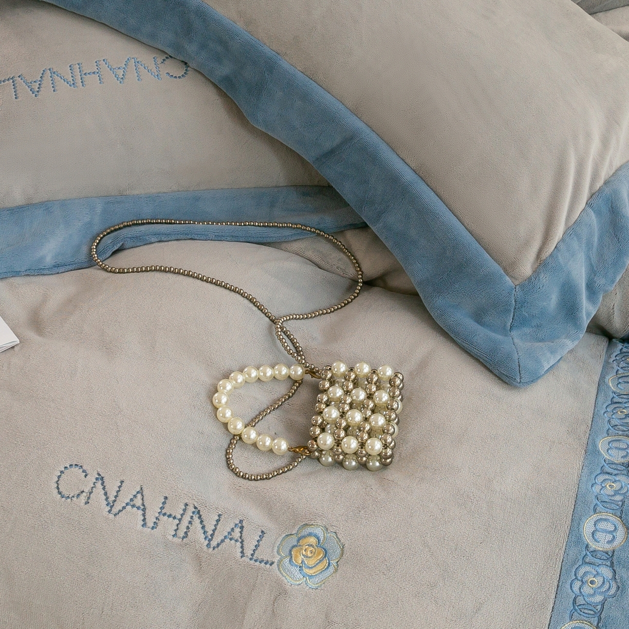 91家纺网 家纺一手货源 找家纺 绒博士 2025新款270克牛奶绒双拼角刺绣宽边款四件套--维也纳系列 维也纳-浅蓝