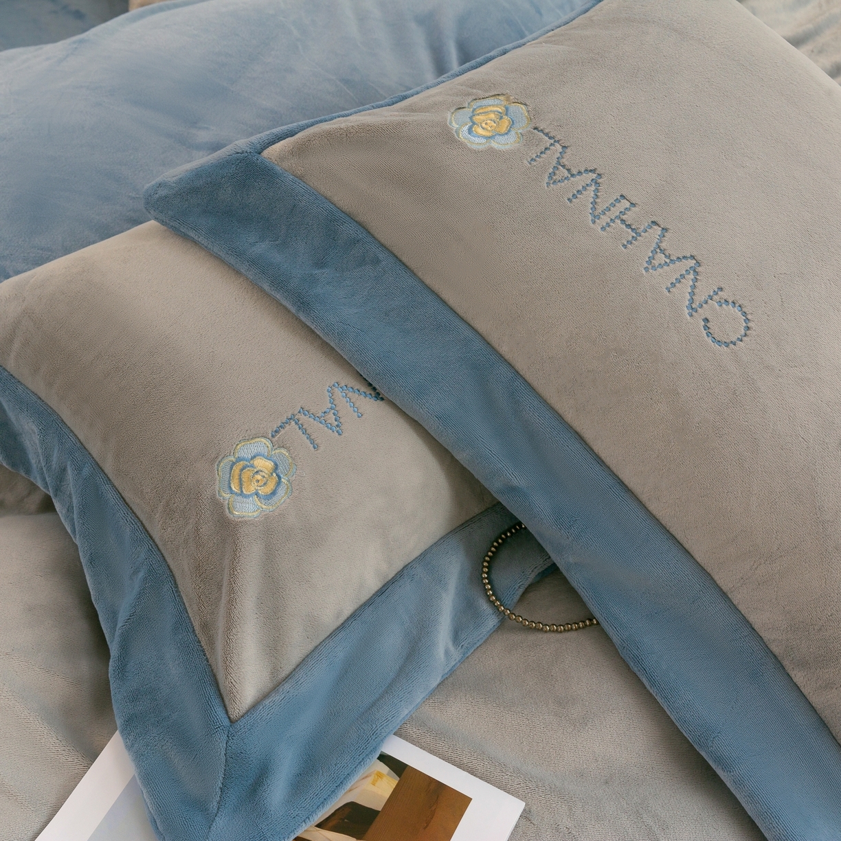 91家纺网 家纺一手货源 找家纺 绒博士 2025新款270克牛奶绒双拼角刺绣宽边款四件套--维也纳系列 维也纳-浅蓝