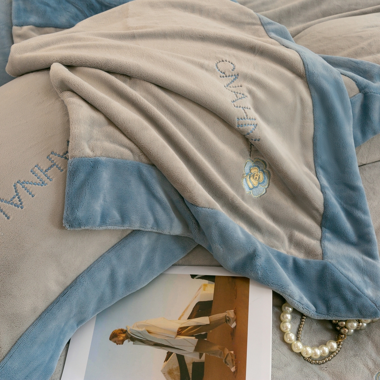 91家纺网 家纺一手货源 找家纺 绒博士 2025新款270克牛奶绒双拼角刺绣宽边款四件套--维也纳系列 维也纳-浅蓝