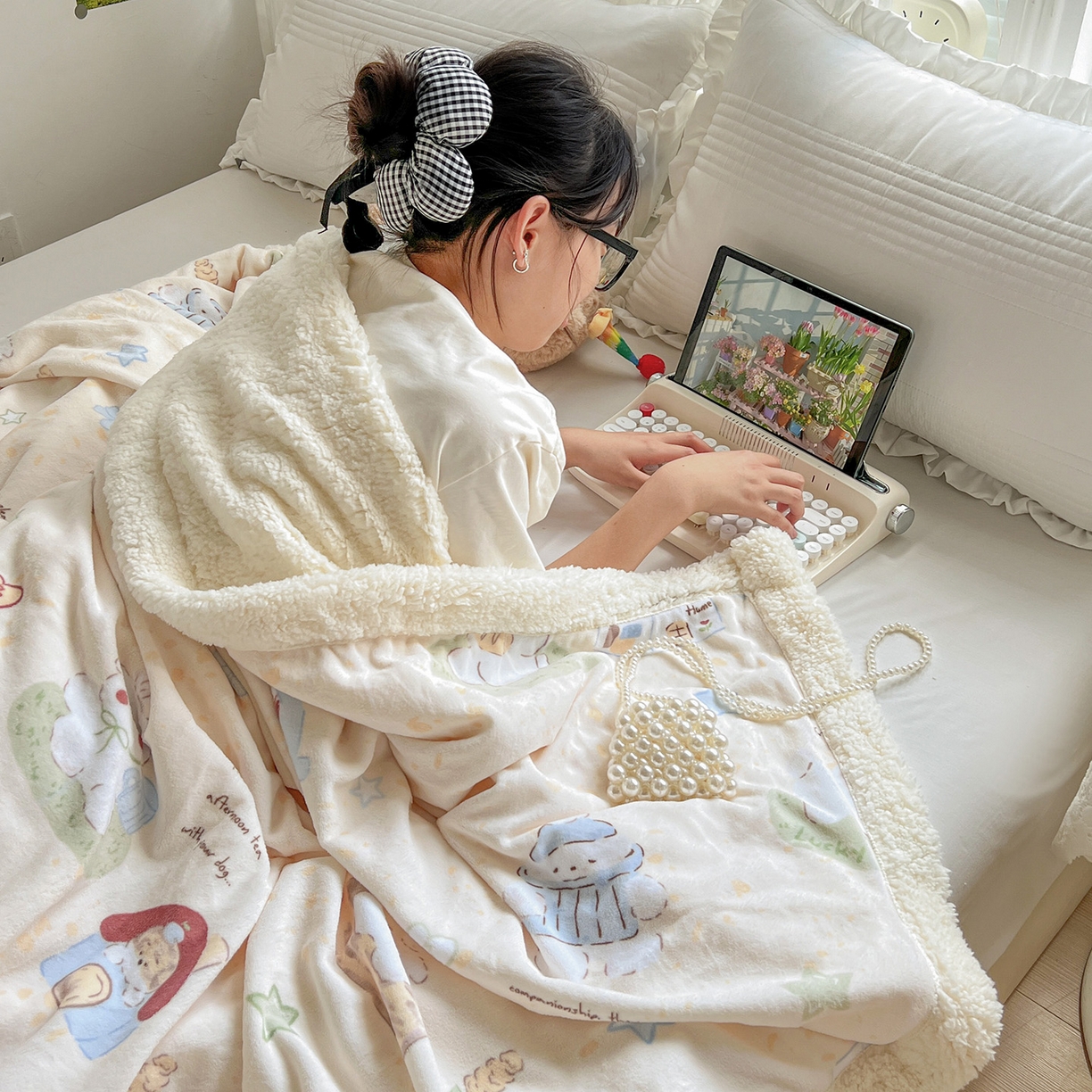 91家纺网 家纺一手货源 找家纺 耀悦家纺 2025新款毛毯带拉链被套两用加厚高克重牛奶绒毯子羊羔绒 萌宠的田园生活