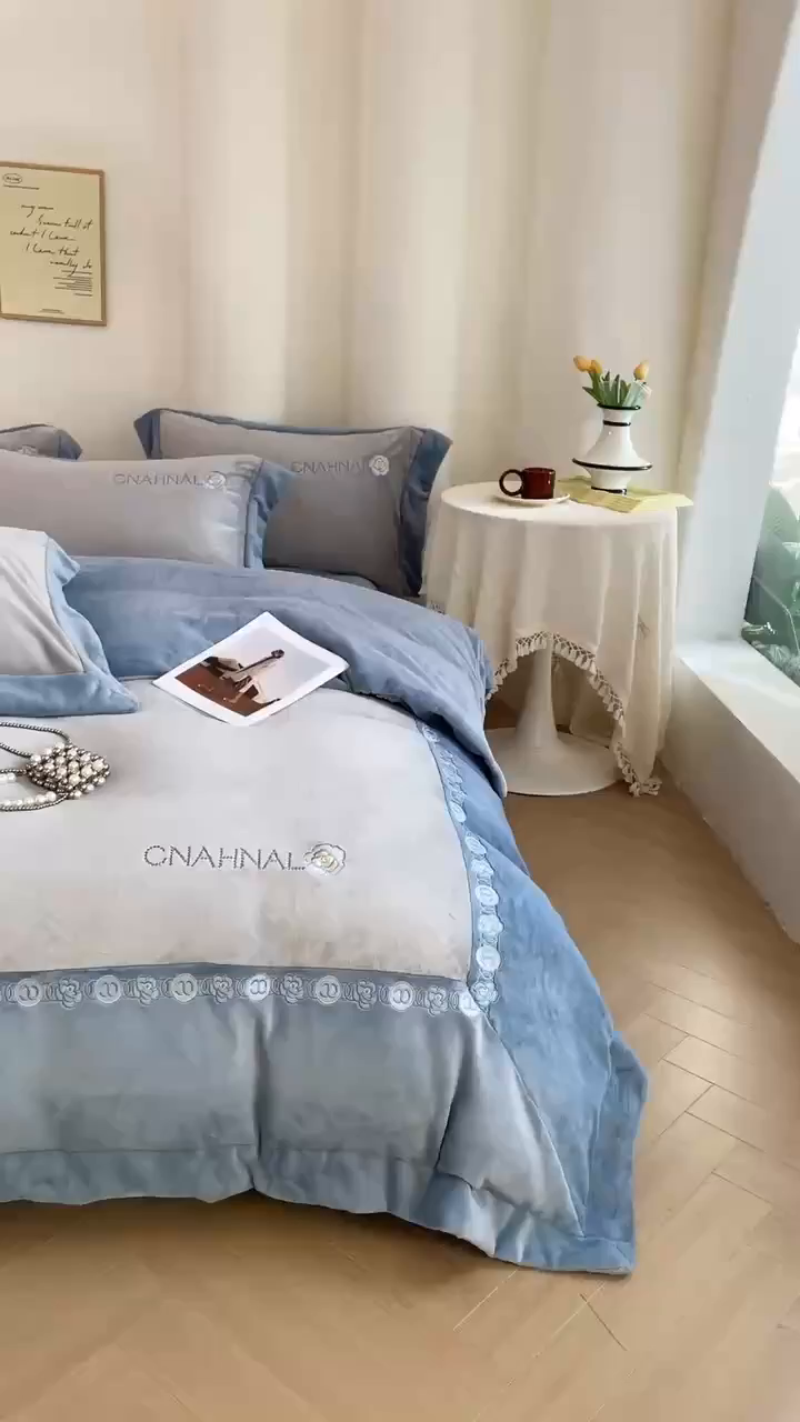 91家纺网 家纺一手货源 找家纺 绒博士 2025新款270克牛奶绒双拼角刺绣宽边款四件套--维也纳系列 维也纳-浅蓝