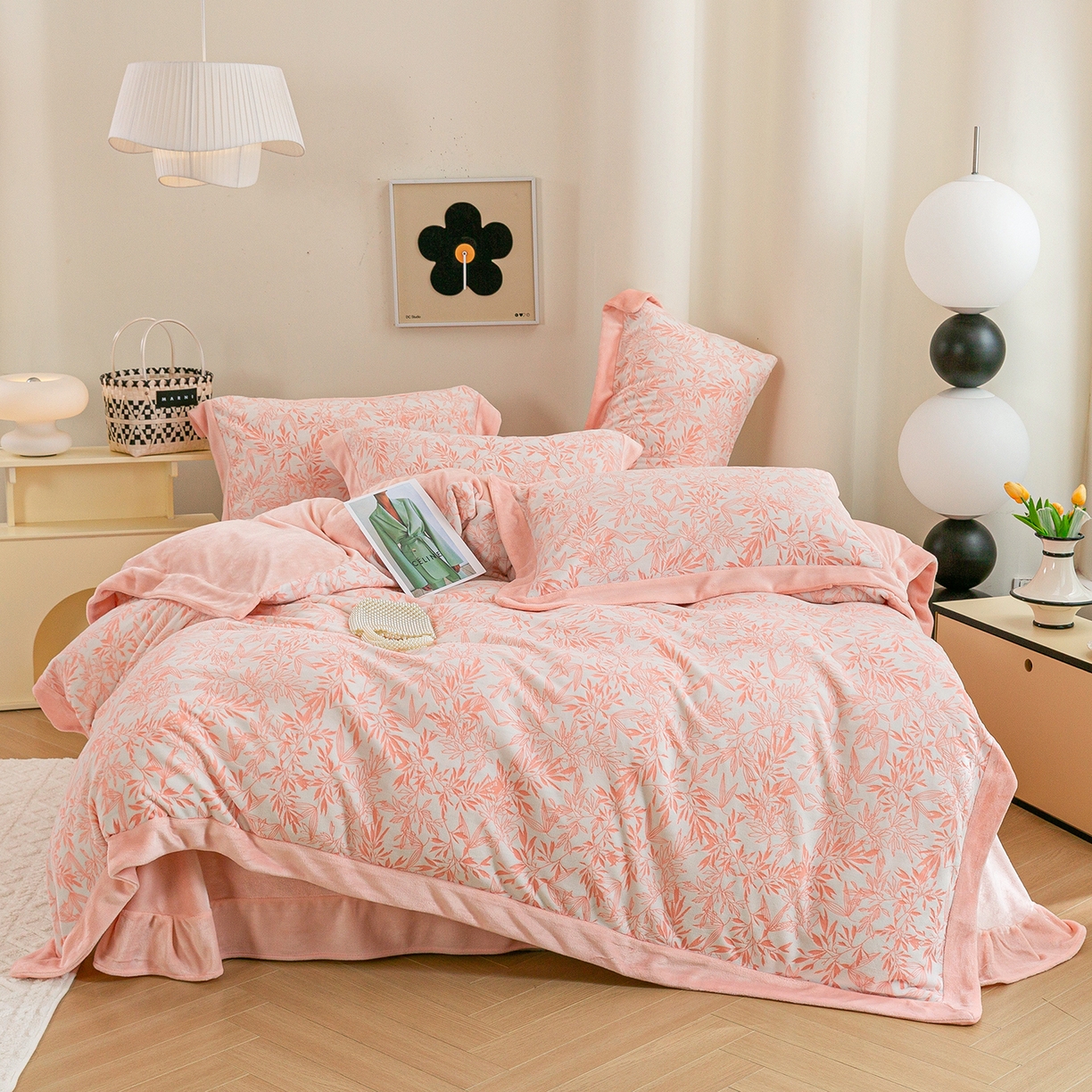 91家纺网 家纺一手货源 找家纺 （总）绒博士 2025新款230克牛奶绒单拼角雕花宽边款四件套--倩影系列