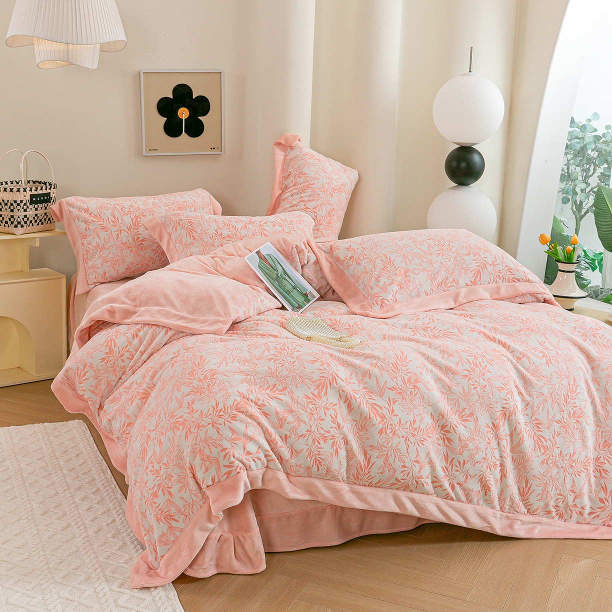 91家纺网 家纺一手货源 找家纺 （总）绒博士 2025新款230克牛奶绒单拼角雕花宽边款四件套--倩影系列