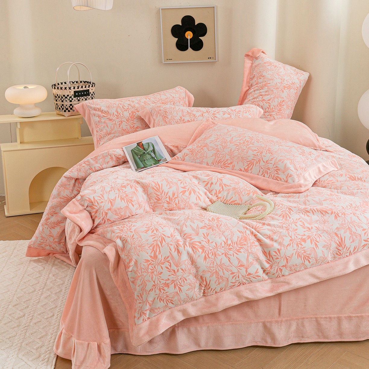 91家纺网 家纺一手货源 找家纺 （总）绒博士 2025新款230克牛奶绒单拼角雕花宽边款四件套--倩影系列