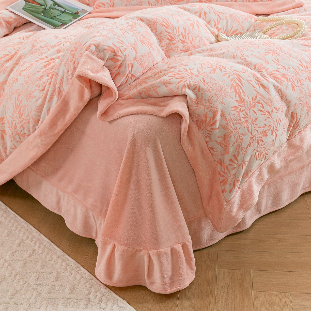 91家纺网 家纺一手货源 找家纺 （总）绒博士 2025新款230克牛奶绒单拼角雕花宽边款四件套--倩影系列